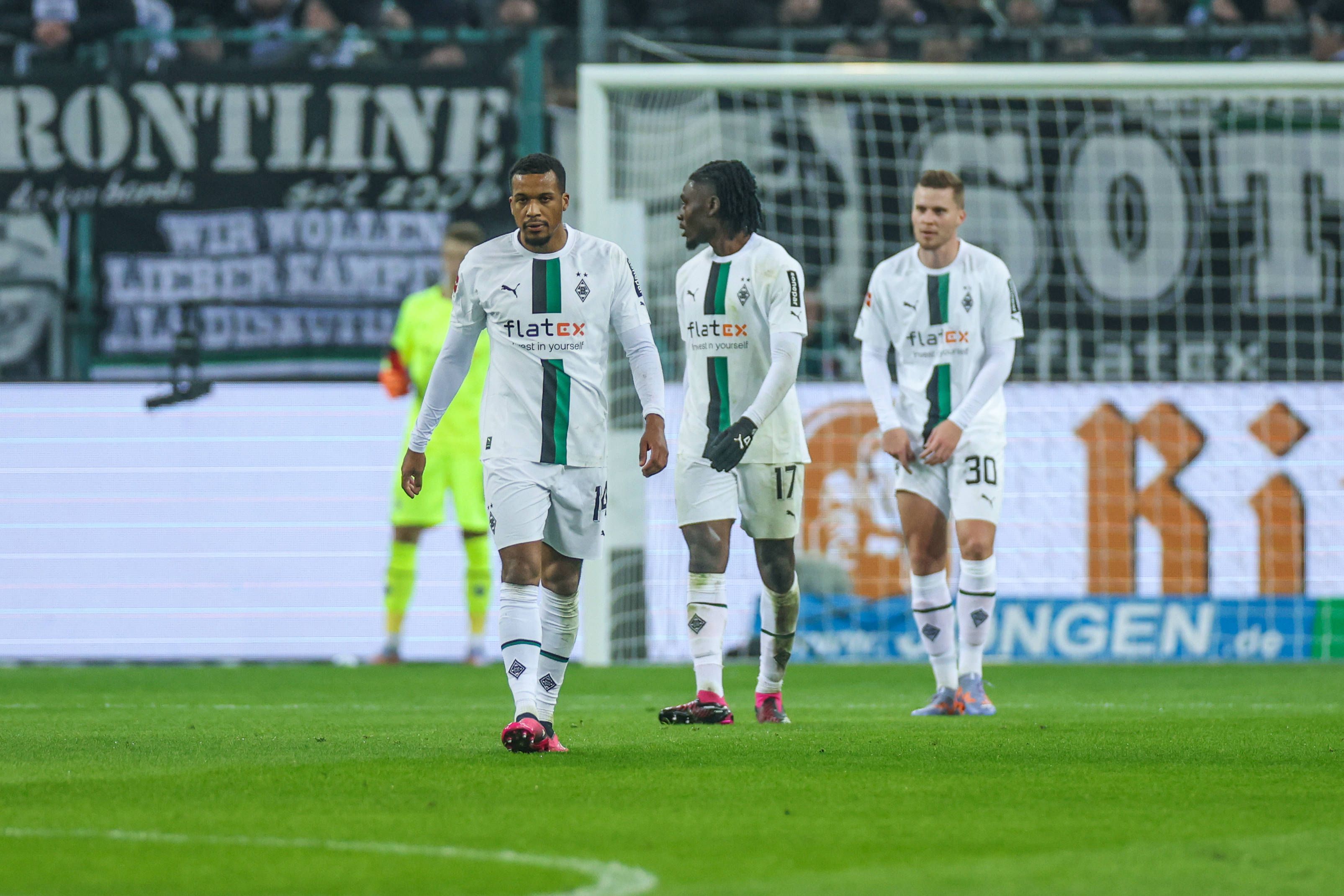 Alassane Plea, Manu Koné und Nico Elvedi von Borussia Mönchengladbach (v. l. n. r.) gehen nach dem zwischenzeitlichen 0:2 im Spiel gegen Bayer Leverkusen am 22. Januar 2023 zum Anstoß.