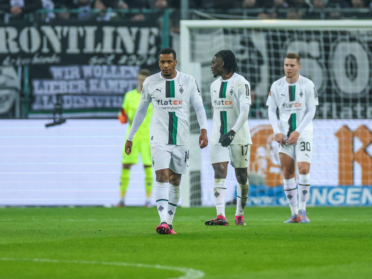 Alassane Plea, Manu Koné und Nico Elvedi von Borussia Mönchengladbach (v. l. n. r.) gehen nach dem zwischenzeitlichen 0:2 im Spiel gegen Bayer Leverkusen am 22. Januar 2023 zum Anstoß.