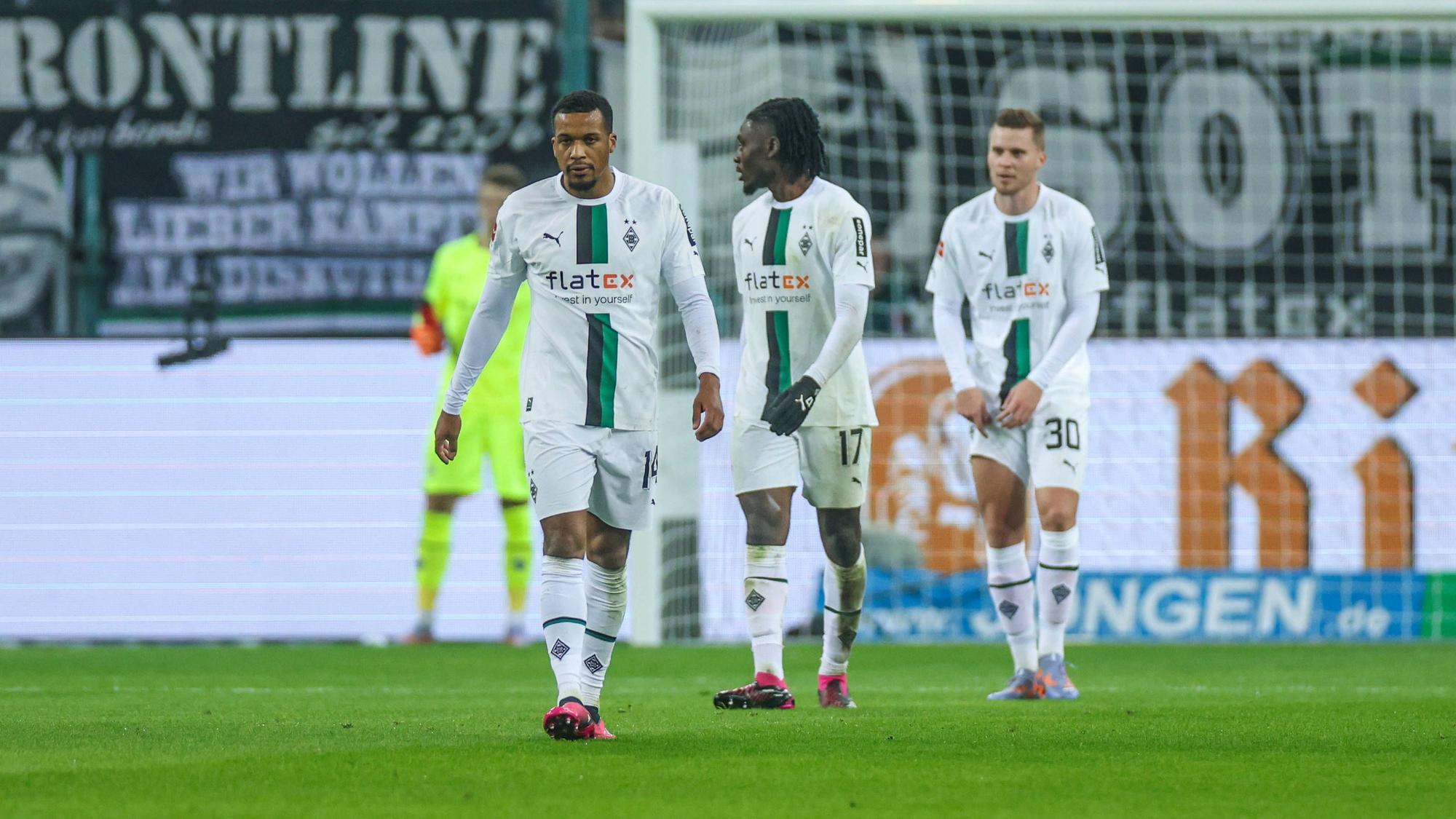 Alassane Plea, Manu Koné und Nico Elvedi von Borussia Mönchengladbach (v. l. n. r.) gehen nach dem zwischenzeitlichen 0:2 im Spiel gegen Bayer Leverkusen am 22. Januar 2023 zum Anstoß.