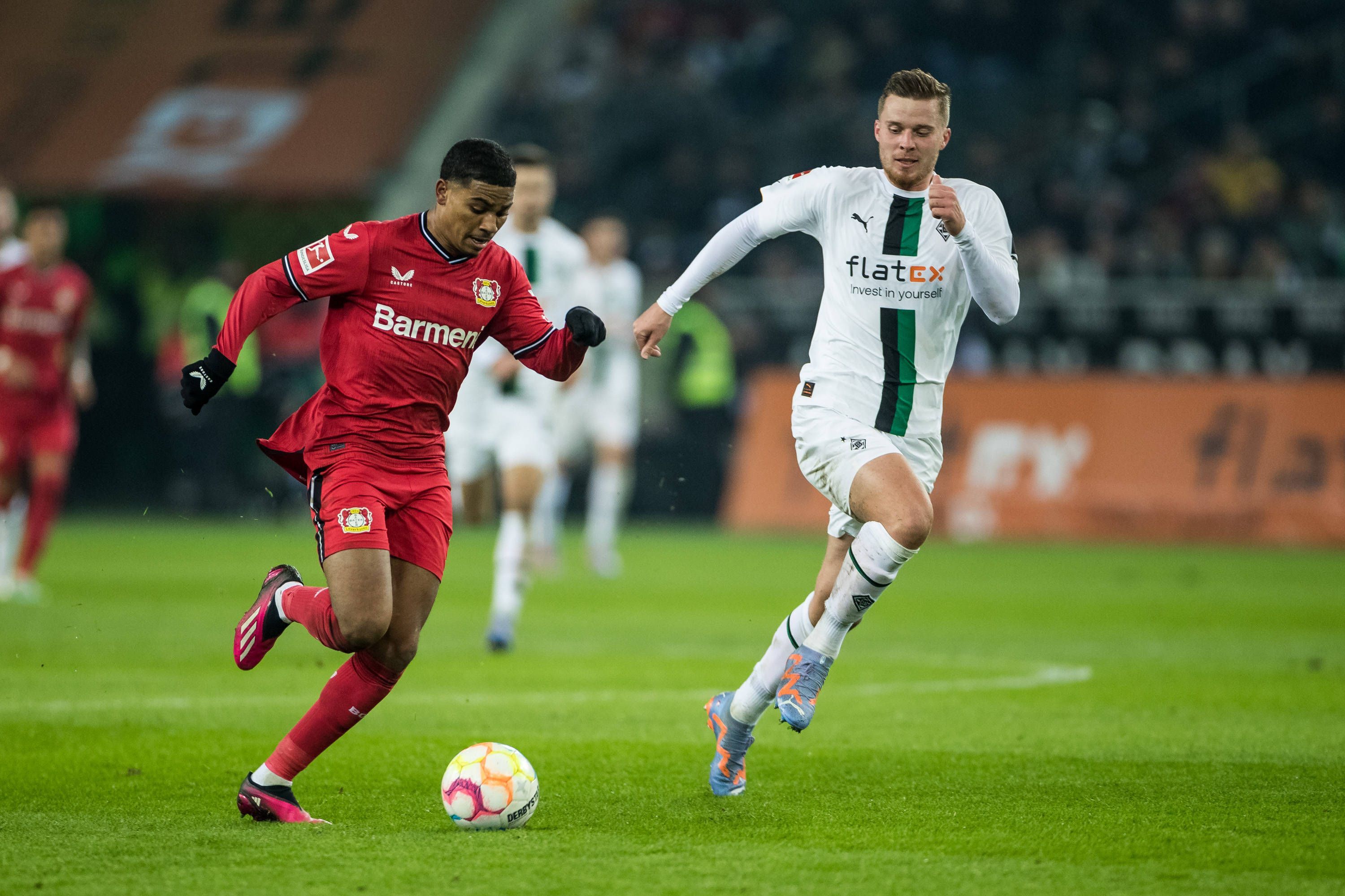 Gladbach-Verteidiger Nico Elvedi (r.) kommt nicht mit, Leverkusen-Flitzer Amine Adli ist auf dem Weg zum Torerfolg im Bundesliga-Duell am Sonntag (22. Januar 2023) im Borussia-Park.