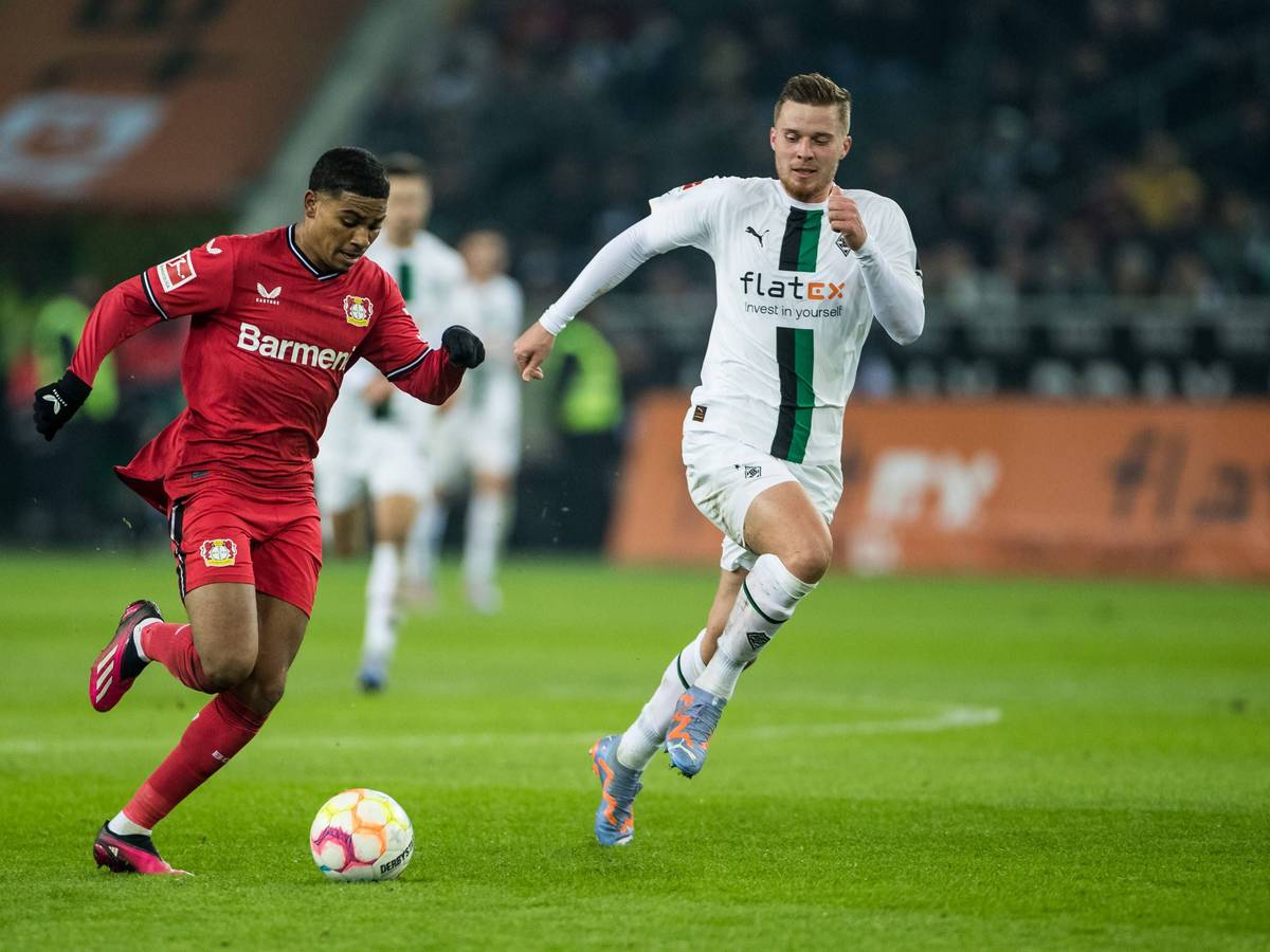 Gladbach-Verteidiger Nico Elvedi (r.) kommt nicht mit, Leverkusen-Flitzer Amine Adli ist auf dem Weg zum Torerfolg im Bundesliga-Duell am Sonntag (22. Januar 2023) im Borussia-Park.