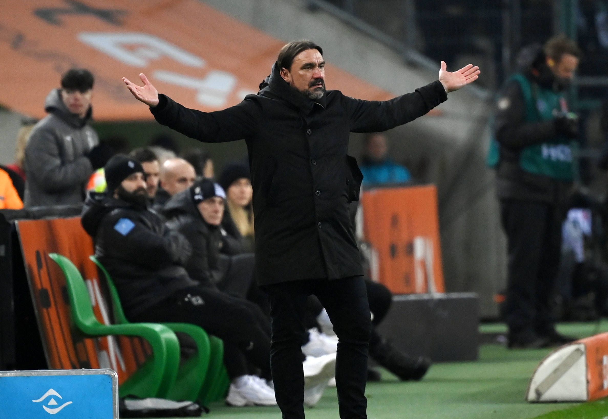 Trainer Daniel Farke von Borussia Mönchengladbach gestikuliert bei der Niederlage seiner Mannschaft am 22. Januar 2023 gegen Bayer Leverkusen an der Seitenlinie.