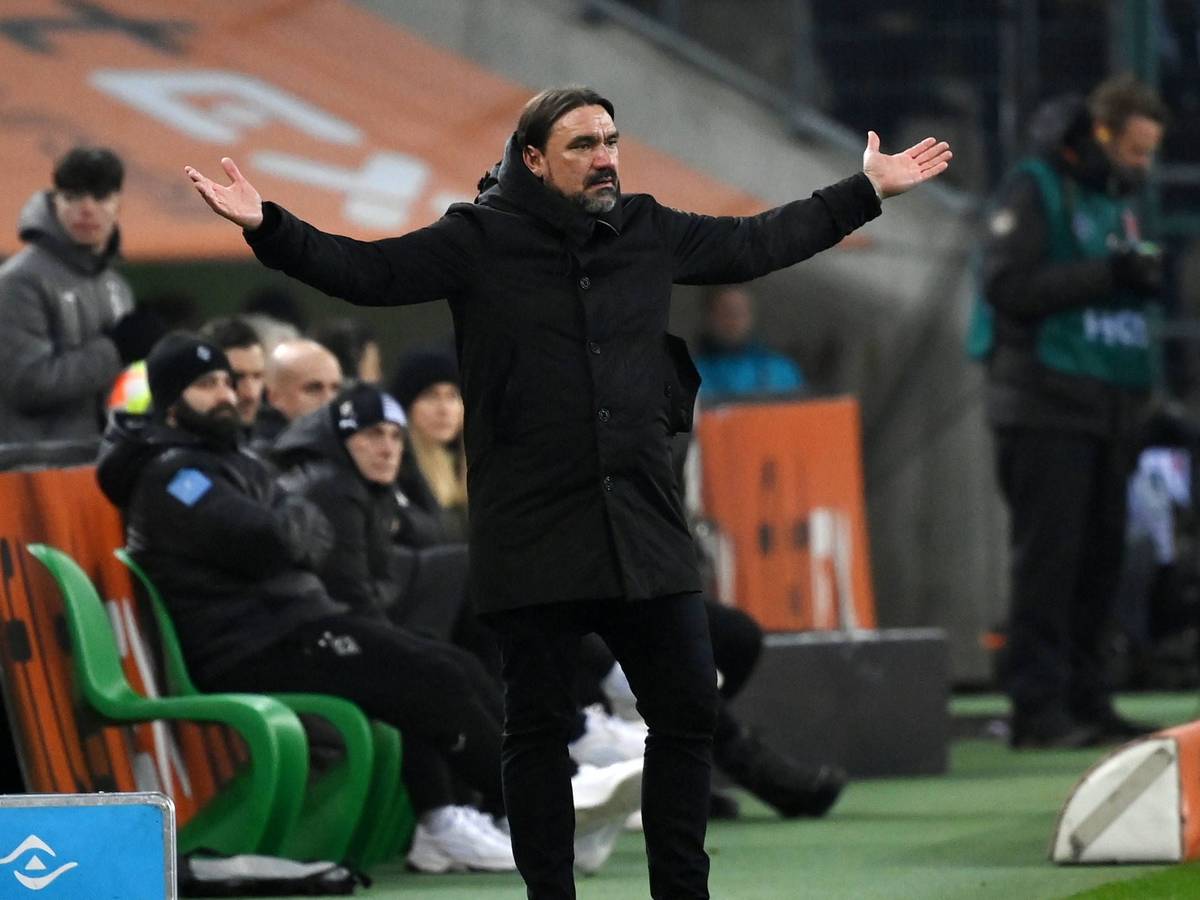 Trainer Daniel Farke von Borussia Mönchengladbach gestikuliert bei der Niederlage seiner Mannschaft am 22. Januar 2023 gegen Bayer Leverkusen an der Seitenlinie.