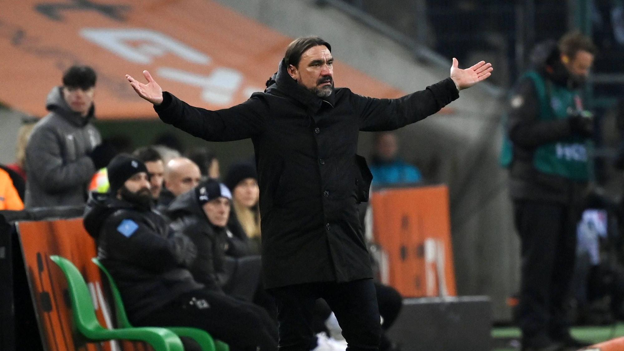 Trainer Daniel Farke von Borussia Mönchengladbach gestikuliert bei der Niederlage seiner Mannschaft am 22. Januar 2023 gegen Bayer Leverkusen an der Seitenlinie.