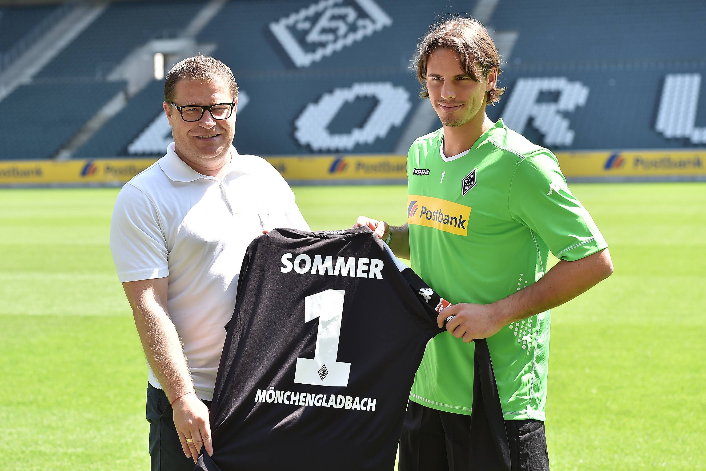 Max Eberl (l.), Ex-Manager der Fohlen, und Yann Sommer (r.), Ex-Keeper von Borussia Mönchengladbach, hier am 23. Juli 2014 bei der Verpflichtung des Schweizers.