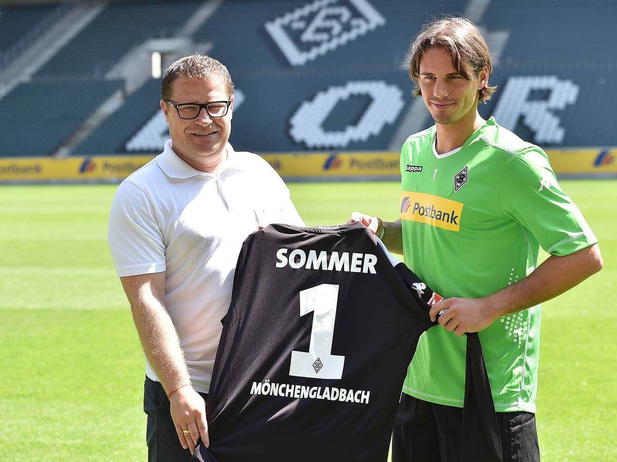 Max Eberl (l.), Ex-Manager der Fohlen, und Yann Sommer (r.), Ex-Keeper von Borussia Mönchengladbach, hier am 23. Juli 2014 bei der Verpflichtung des Schweizers.