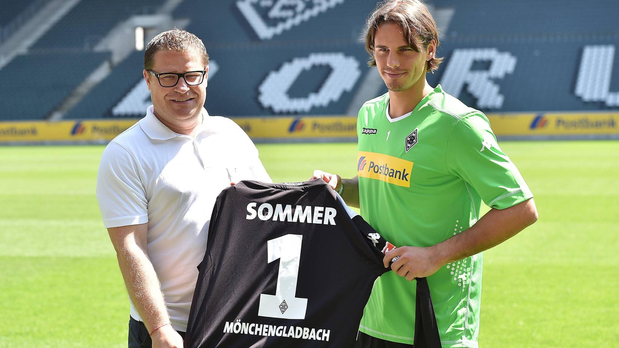 Max Eberl (l.), Ex-Manager der Fohlen, und Yann Sommer (r.), Ex-Keeper von Borussia Mönchengladbach, hier am 23. Juli 2014 bei der Verpflichtung des Schweizers.