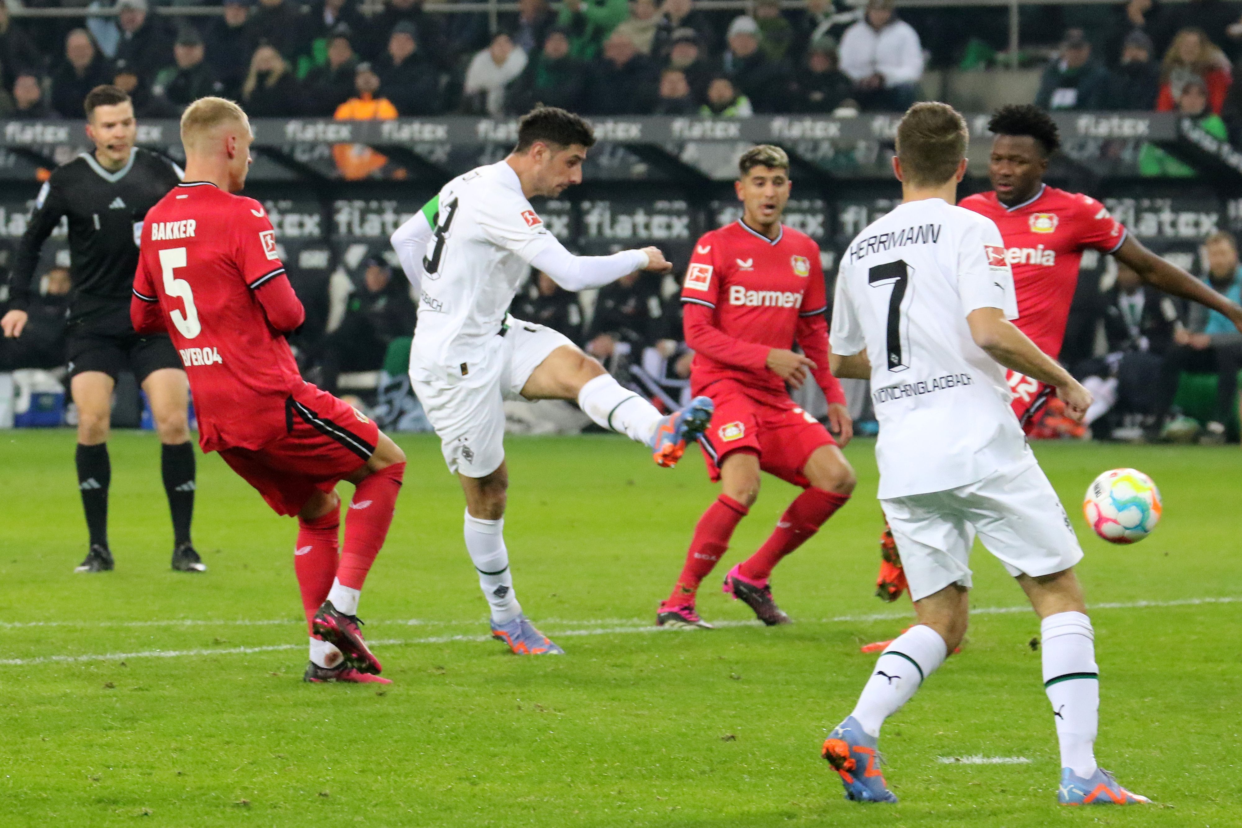 Lars Stindl trifft per Linksschuss am 22. Januar 2023 zum zwischenzeitlichen 1:3 für Borussia Mönchengladbach im Bundesliga-Heimspiel gegen Bayer Leverkusen.