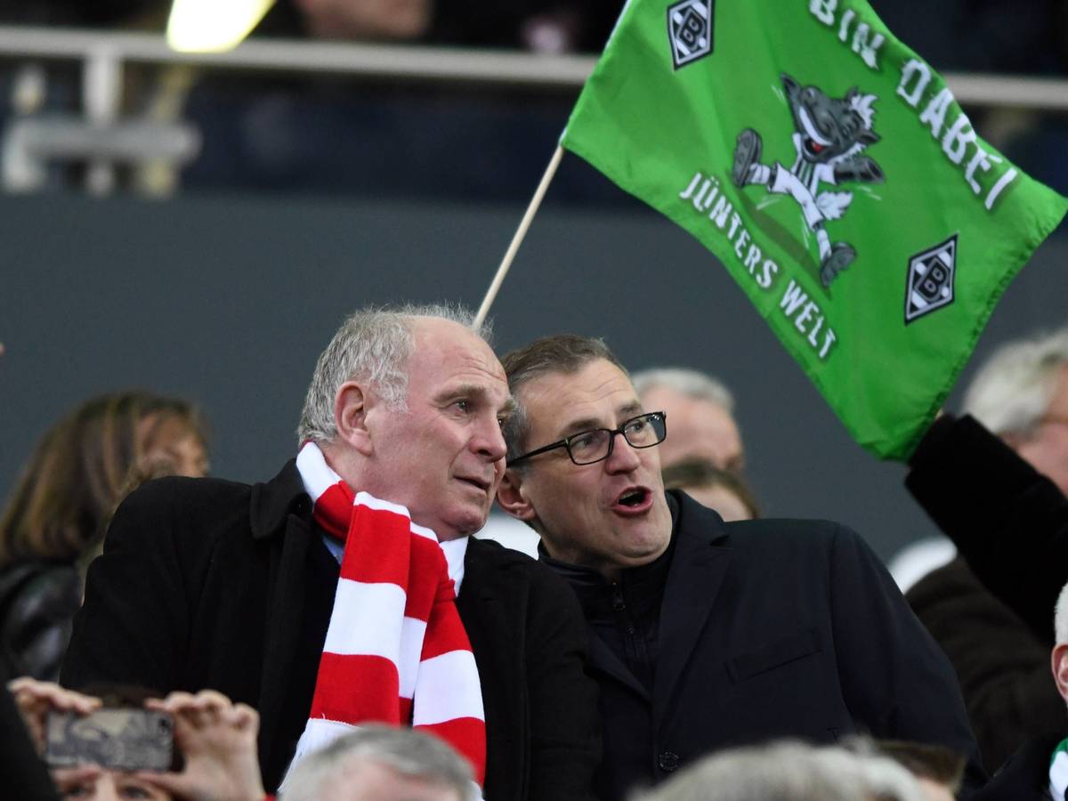 Bayern-München-Macher Uli Hoeneß (I.) beim Spiel seines FC Bayern bei Borussia Mönchengladbach im Borussia-Park am 2. März 2019. Hoeneß trägt einen rot-weißen Schal. Im Hintergrund ist eine Gladbach-Fahne zu sehen.