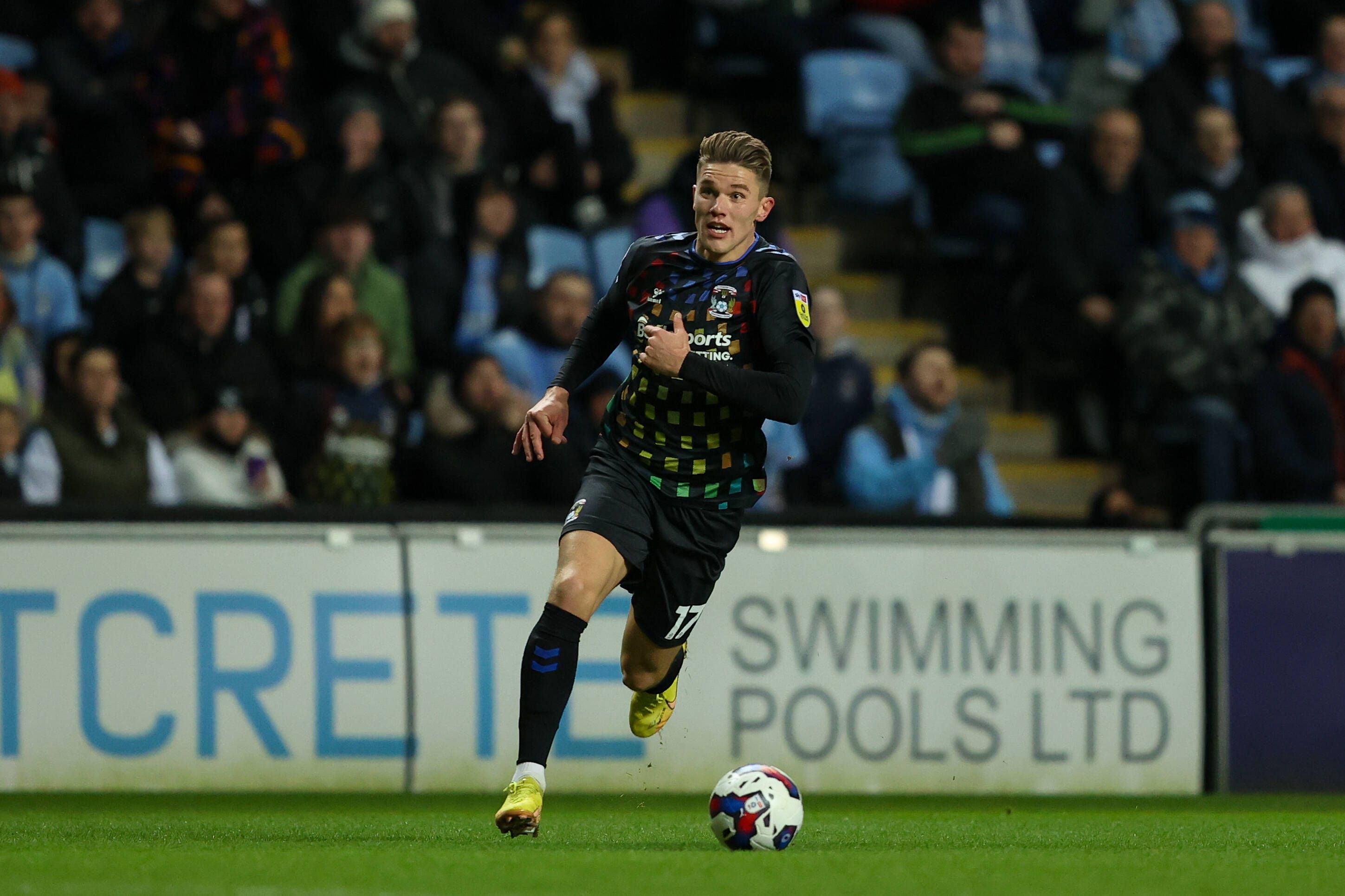 Viktor Gyökeres treibt den Ball für Coventry City im Spiel gegen Cardiff City am 29. Dezember 2022 nach vorne.
