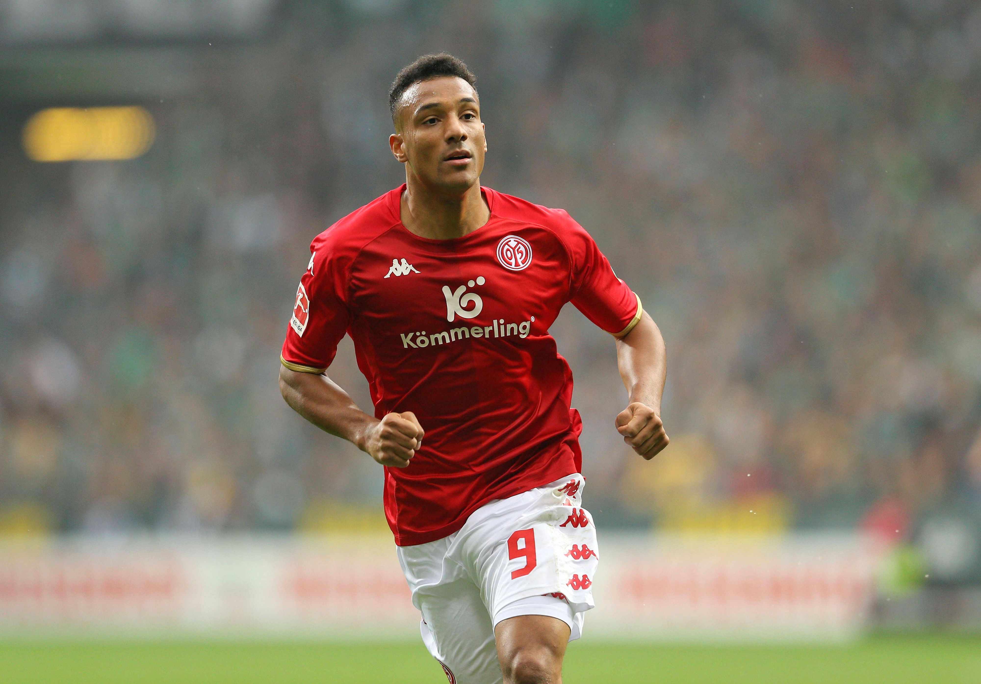 Karim Onisiwo läuft im roten Trikot des 1. FSV Mainz 05 im Bundesliga-Spiel gegen Werder Bremen am 15. August 2022.
