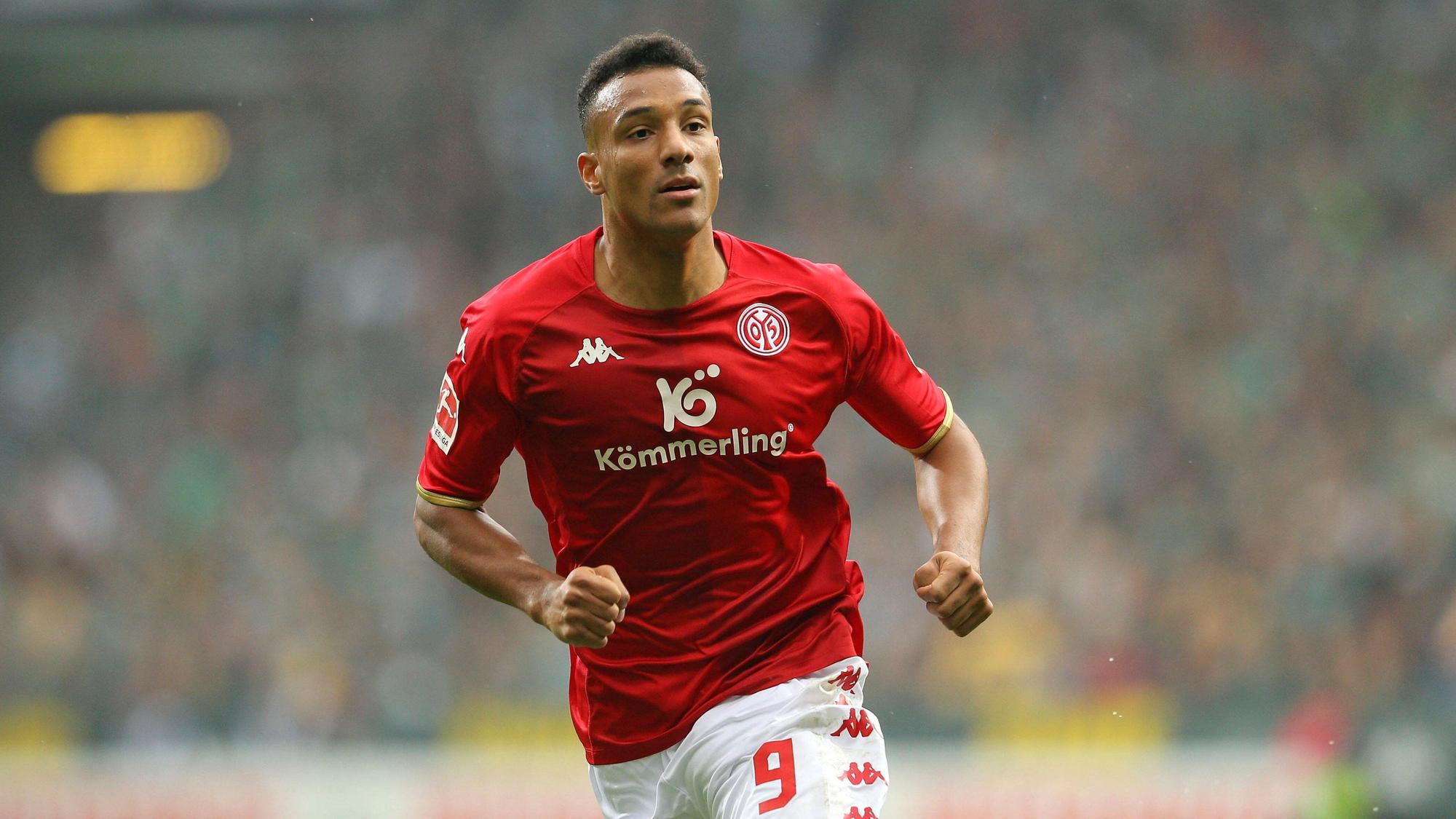 Karim Onisiwo läuft im roten Trikot des 1. FSV Mainz 05 im Bundesliga-Spiel gegen Werder Bremen am 15. August 2022.