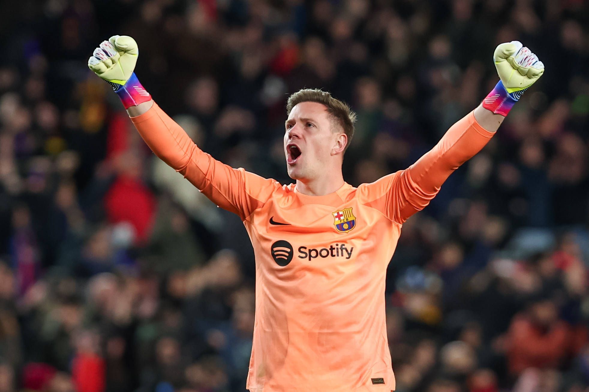 Ex-Gladbach-Keeper Marc-André ter Stegen jubelt über den Heimsieg (22. Januar 2023) des FC Barcelona gegen Getafe. Der DFB-Nationalspieler reißt die Arme nach oben.