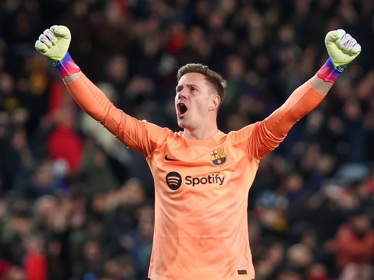 Ex-Gladbach-Keeper Marc-André ter Stegen jubelt über den Heimsieg (22. Januar 2023) des FC Barcelona gegen Getafe. Der DFB-Nationalspieler reißt die Arme nach oben.