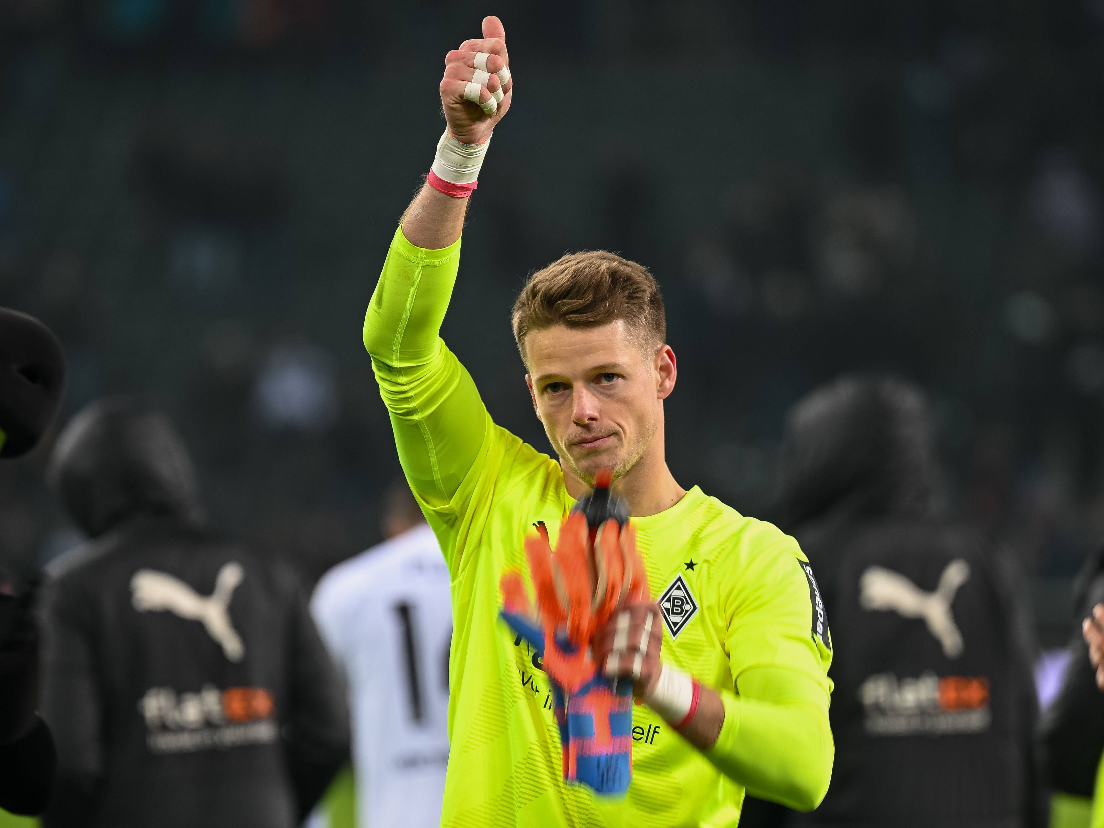 Jonas Omlin, neuer Keeper von Borussia Mönchengladbach, nach der knappen 2:3-Niederlage gegen Bayer 04 Leverkusen am 22. Januar 2023, zeigt den Daumen Richtung Fans in die Luft nach oben.