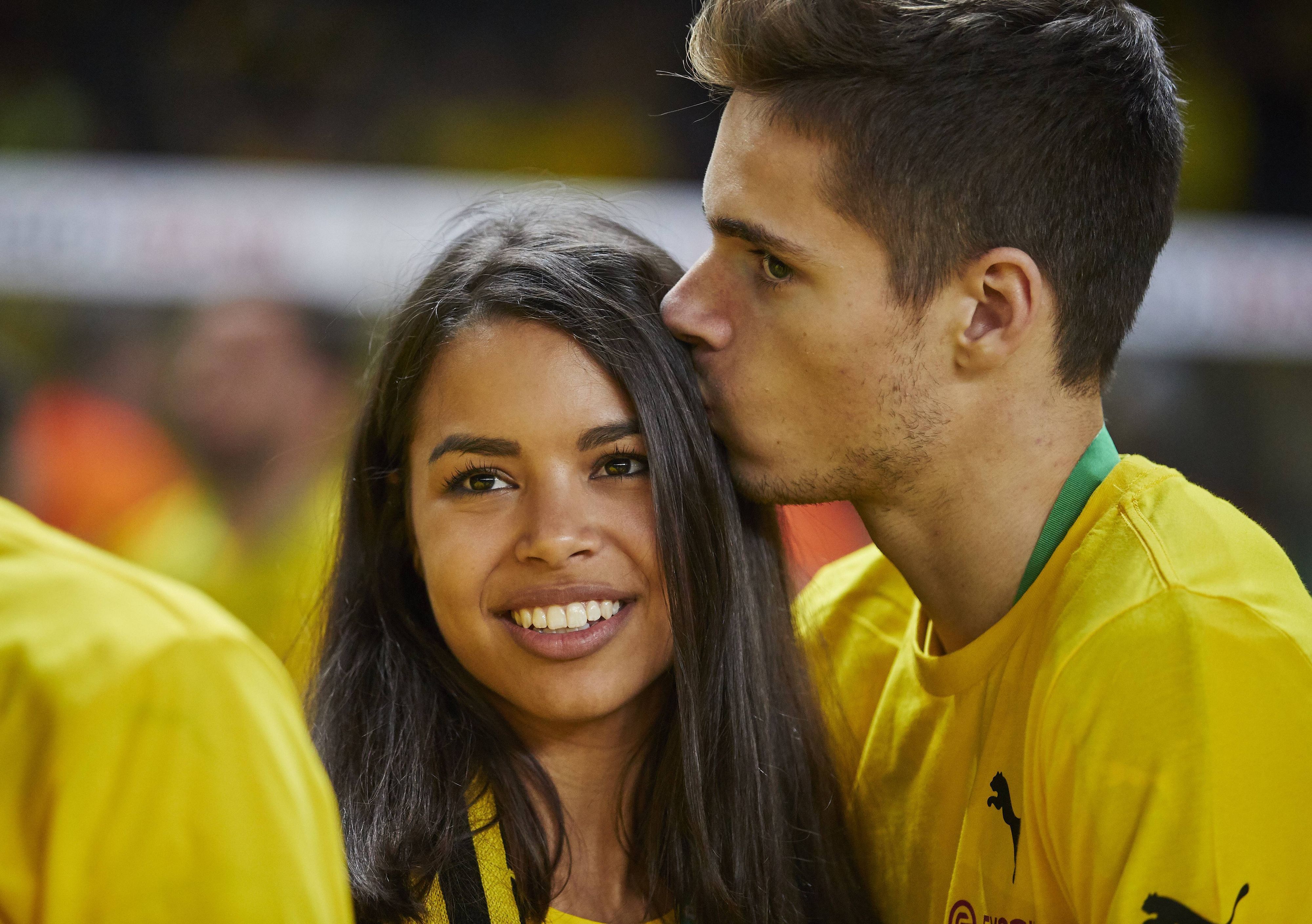 Sarah Richmond und ihr Ehemann Julian Weigl, Spieler von Borussia Mönchengladbach, hier am 27. Mai 2017.