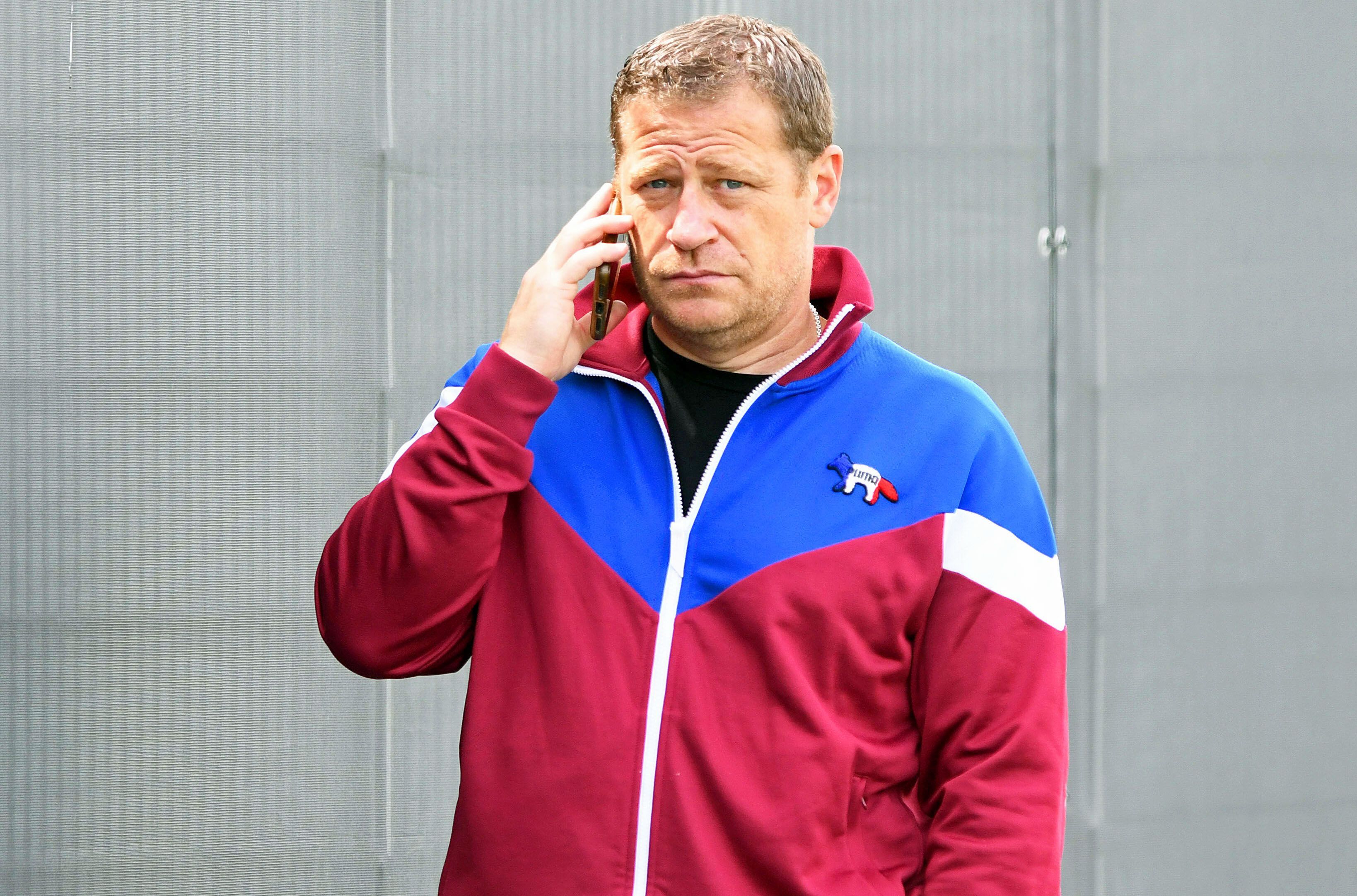 Mit bunter Puma-Jacke beim Gladbach-Training: Ex-Borussia-Manager Max Eberl am 8. Juli 2021 im Borussia-Park. Inzwischen ist der 49-Jährige Sportchef bei RB Leipzig. Eberl telefoniert mit seinem Smartphone.