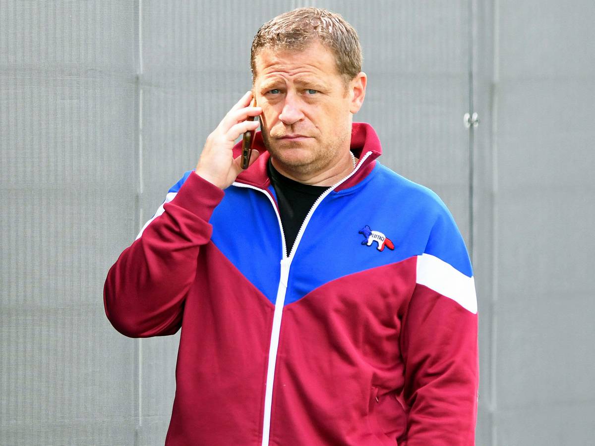 Mit bunter Puma-Jacke beim Gladbach-Training: Ex-Borussia-Manager Max Eberl am 8. Juli 2021 im Borussia-Park. Inzwischen ist der 49-Jährige Sportchef bei RB Leipzig. Eberl telefoniert mit seinem Smartphone.