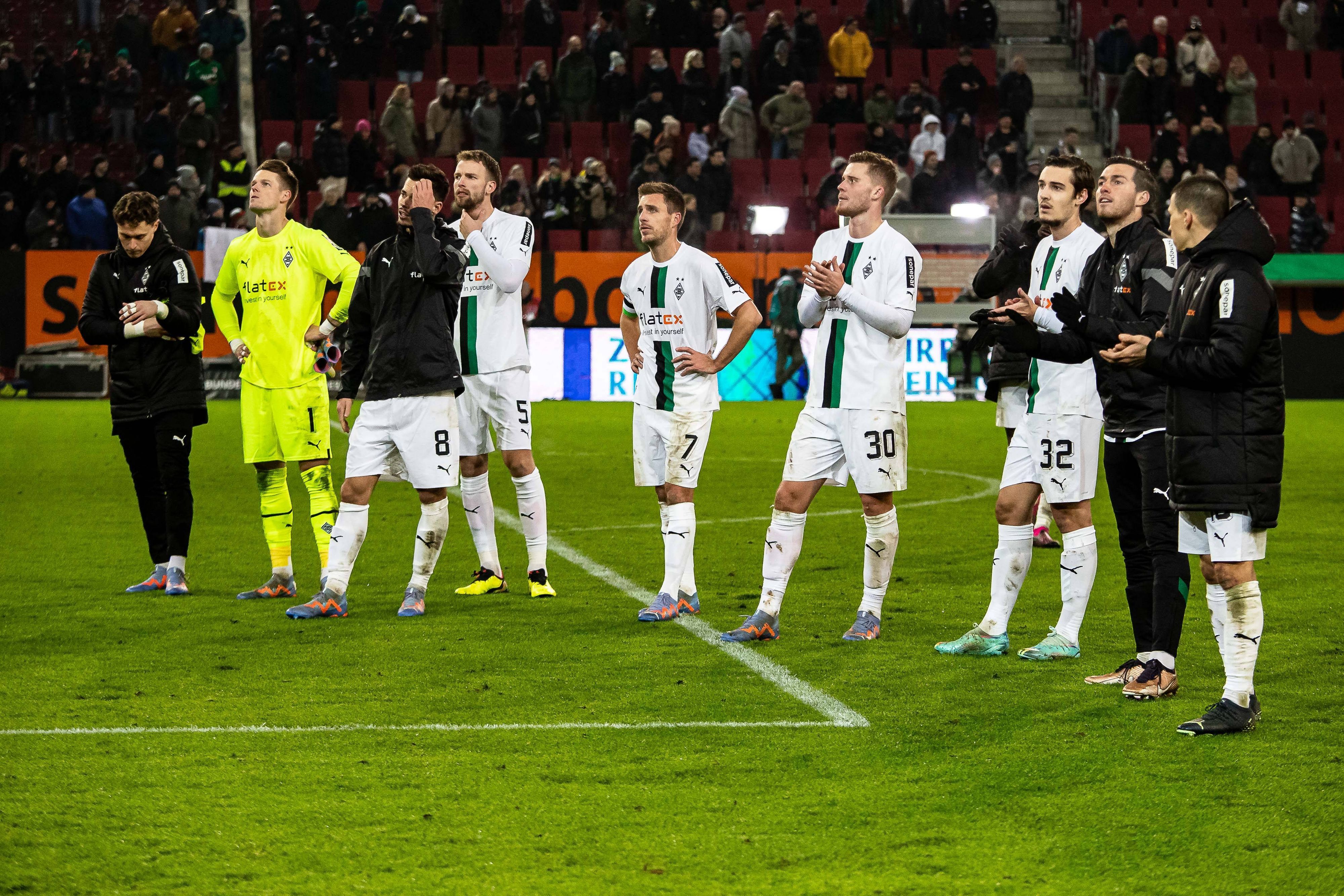 Enttäuschte Profis von Borussia Mönchengladbach nach der 0:1 Niederlage am 25. Januar 2023 gegen den FC Augsburg. Jan Olschowsky, Jonas Omlin, Julian Weigl, Marvin Friedrich, Patrick Herrmann, Nico Elvedi, Florian Neuhaus, Joe Scally und Stefan Lainer (v. l. n. r.) bedanken sich bei den mitgereisten Fans.