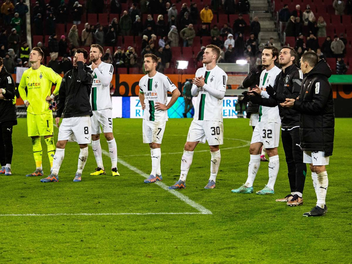 Enttäuschte Profis von Borussia Mönchengladbach nach der 0:1 Niederlage am 25. Januar 2023 gegen den FC Augsburg. Jan Olschowsky, Jonas Omlin, Julian Weigl, Marvin Friedrich, Patrick Herrmann, Nico Elvedi, Florian Neuhaus, Joe Scally und Stefan Lainer (v. l. n. r.) bedanken sich bei den mitgereisten Fans.