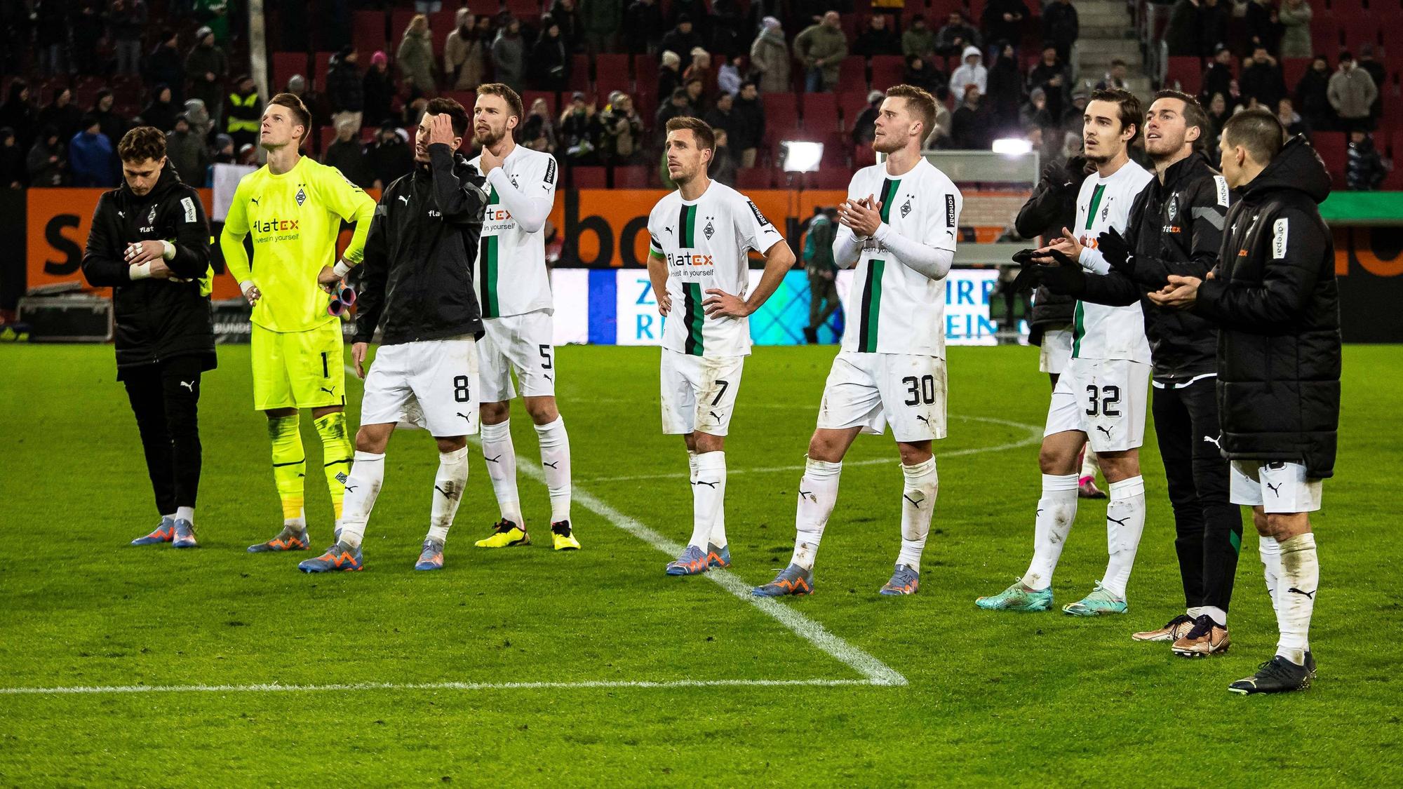 Enttäuschte Profis von Borussia Mönchengladbach nach der 0:1 Niederlage am 25. Januar 2023 gegen den FC Augsburg. Jan Olschowsky, Jonas Omlin, Julian Weigl, Marvin Friedrich, Patrick Herrmann, Nico Elvedi, Florian Neuhaus, Joe Scally und Stefan Lainer (v. l. n. r.) bedanken sich bei den mitgereisten Fans.