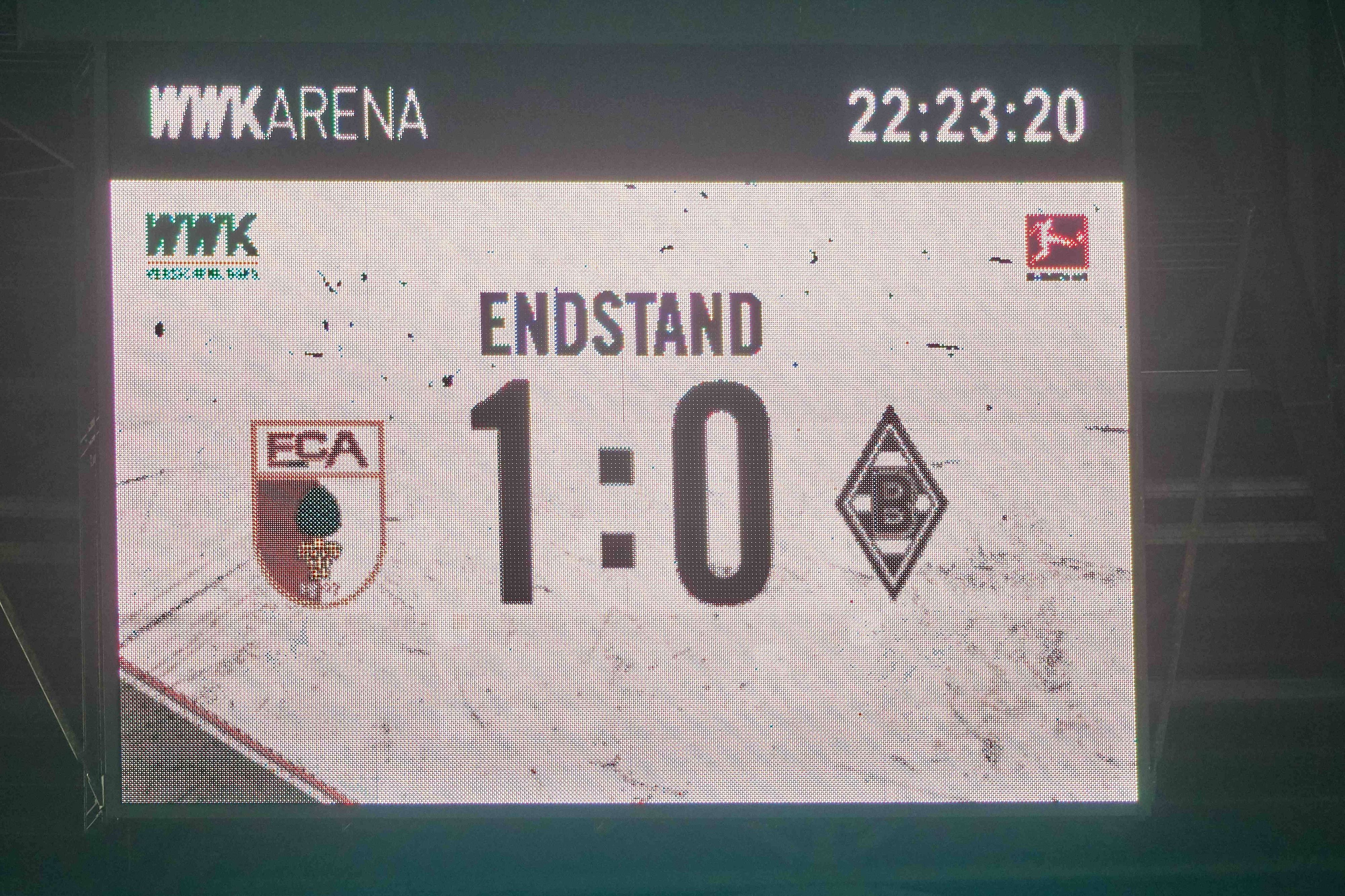 Die Anzeigetafel in der WWK-Arena zeigt den Endstand am 25. Januar 2023 zwischen dem FC Augsburg und Borussia Mönchengladbach: 1:0.