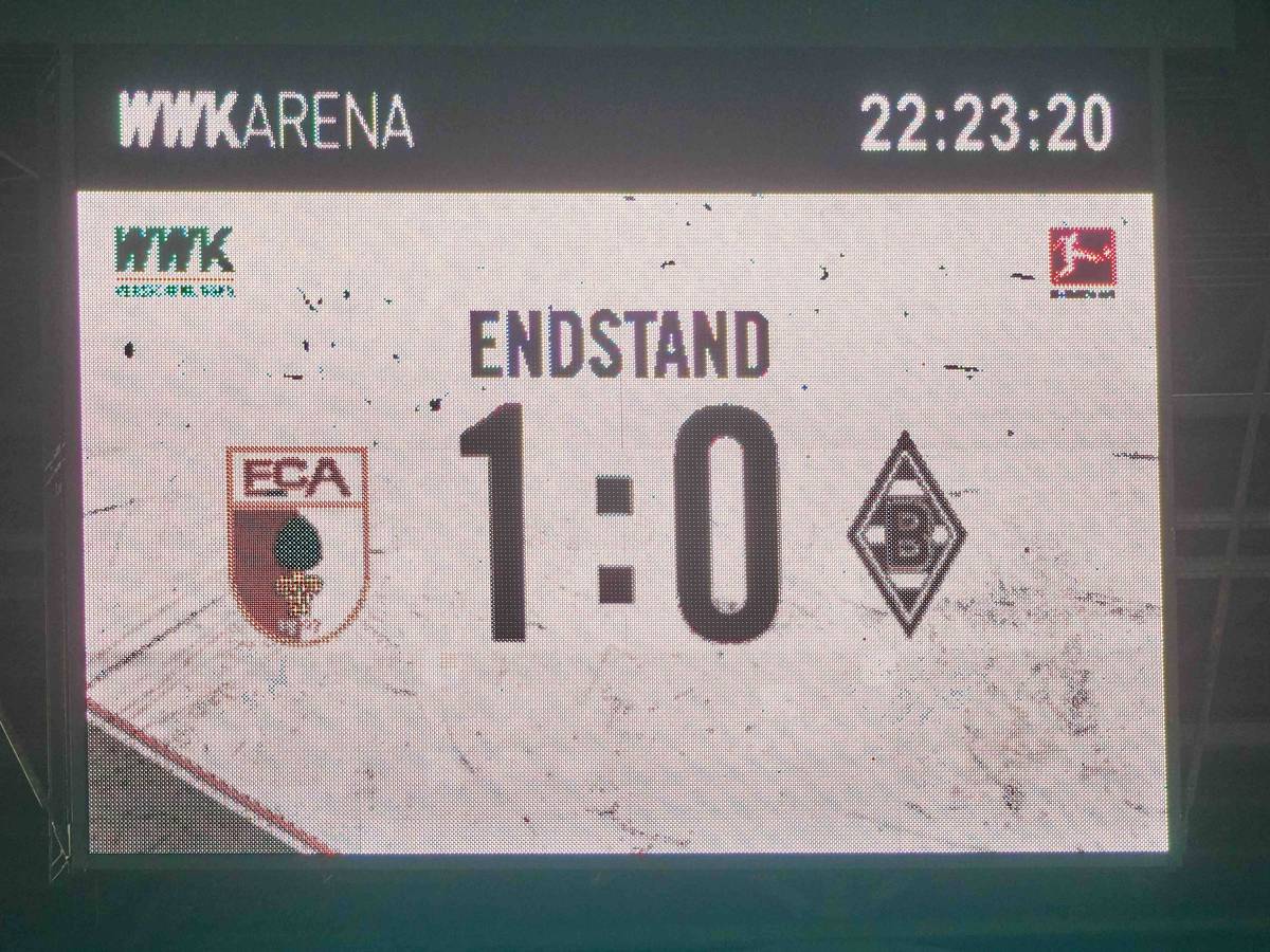 Die Anzeigetafel in der WWK-Arena zeigt den Endstand am 25. Januar 2023 zwischen dem FC Augsburg und Borussia Mönchengladbach: 1:0.