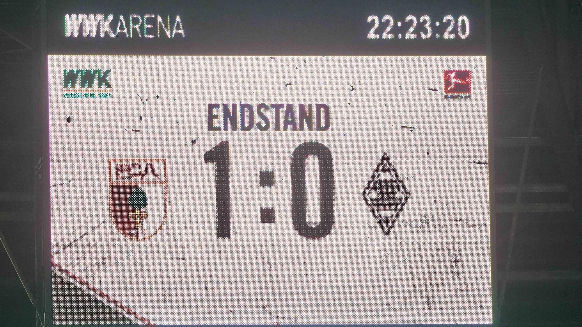 Die Anzeigetafel in der WWK-Arena zeigt den Endstand am 25. Januar 2023 zwischen dem FC Augsburg und Borussia Mönchengladbach: 1:0.