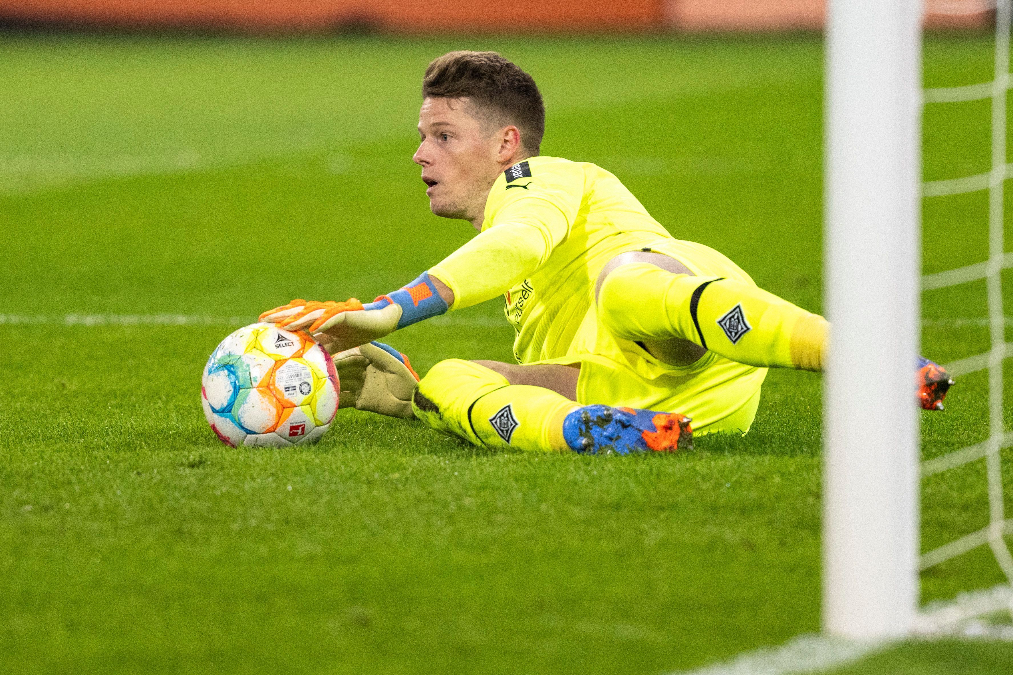 Gladbachs Torwart Jonas Omlin pariert beim Bundesligaspiel zwischen Borussia Mönchengladbach und Bayer Leverkusen am 22. Januar 2023 einen Schuss.