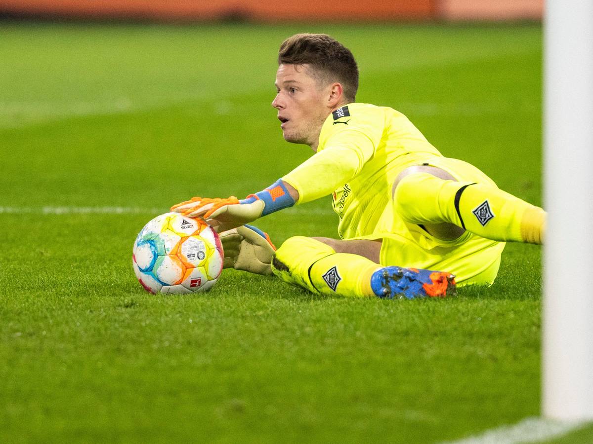 Gladbachs Torwart Jonas Omlin pariert einen Schuss.
