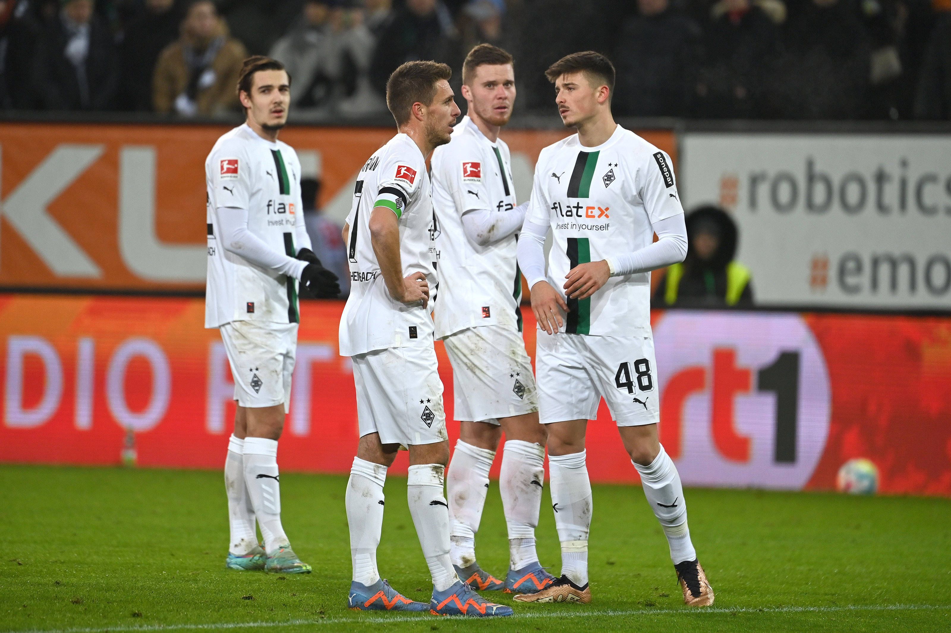 Borussia Mönchengladbach hat am Mittwoch (25. Januar 2023) eine 0:1-Niederlage beim FC Augsburg kassiert. Auf dem Foto zu sehen: v.li:Florian Neuhaus, Patrick Herrmann, Nico Elvedi und Semir Telalovic mit enttäuschten Blicken.