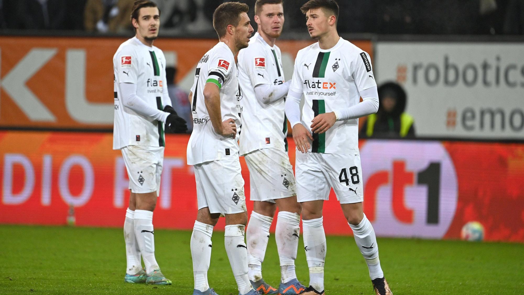 Borussia Mönchengladbach hat am Mittwoch (25. Januar 2023) eine 0:1-Niederlage beim FC Augsburg kassiert. Auf dem Foto zu sehen: v.li:Florian Neuhaus, Patrick Herrmann, Nico Elvedi und Semir Telalovic mit enttäuschten Blicken.