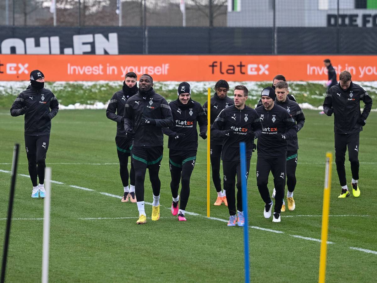 Eine kleine Trainingsgruppe ist nach der Niederlage gegen Bayer 04 Leverkusen auf dem Platz. Dabei sind Luca Netz, Semir Telalovic, Marcus Thuram, Florian Neuhaus, Yvandro Borges Sanches, Patrick Herrmann, Tony Jantschke, Oscar Fraulo, Hannes Wolf und Marvin Friedrich von Borussia Mönchengladbach.