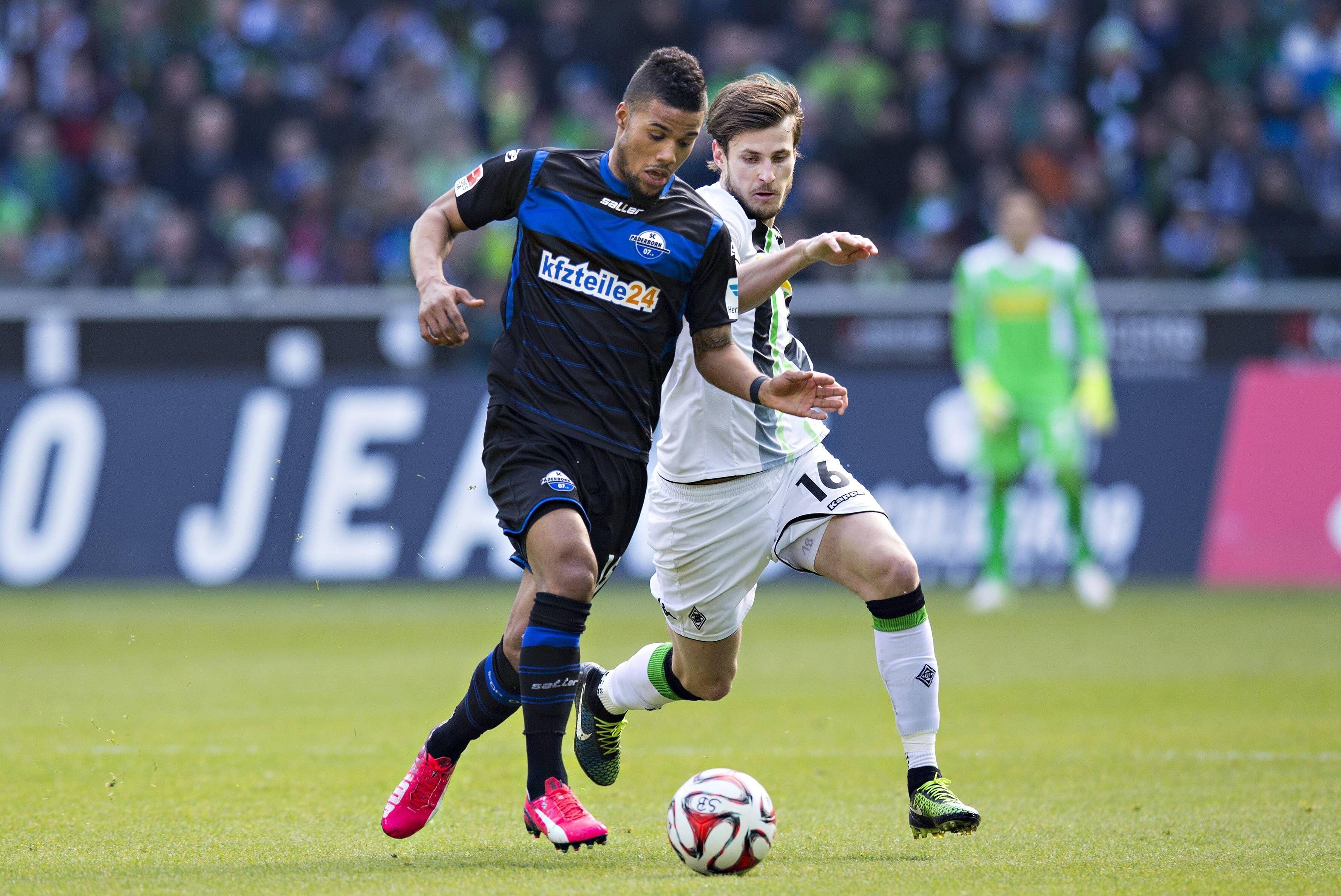 Elias Kachunga spielt am 1. März 2015 für den SC Paderborn gegen Borussia Mönchengladbach im Borussia-Park. Kachunga bestreitet in dieser Szene einen Zweikampf mit Havard Nordtveit um den Ball.