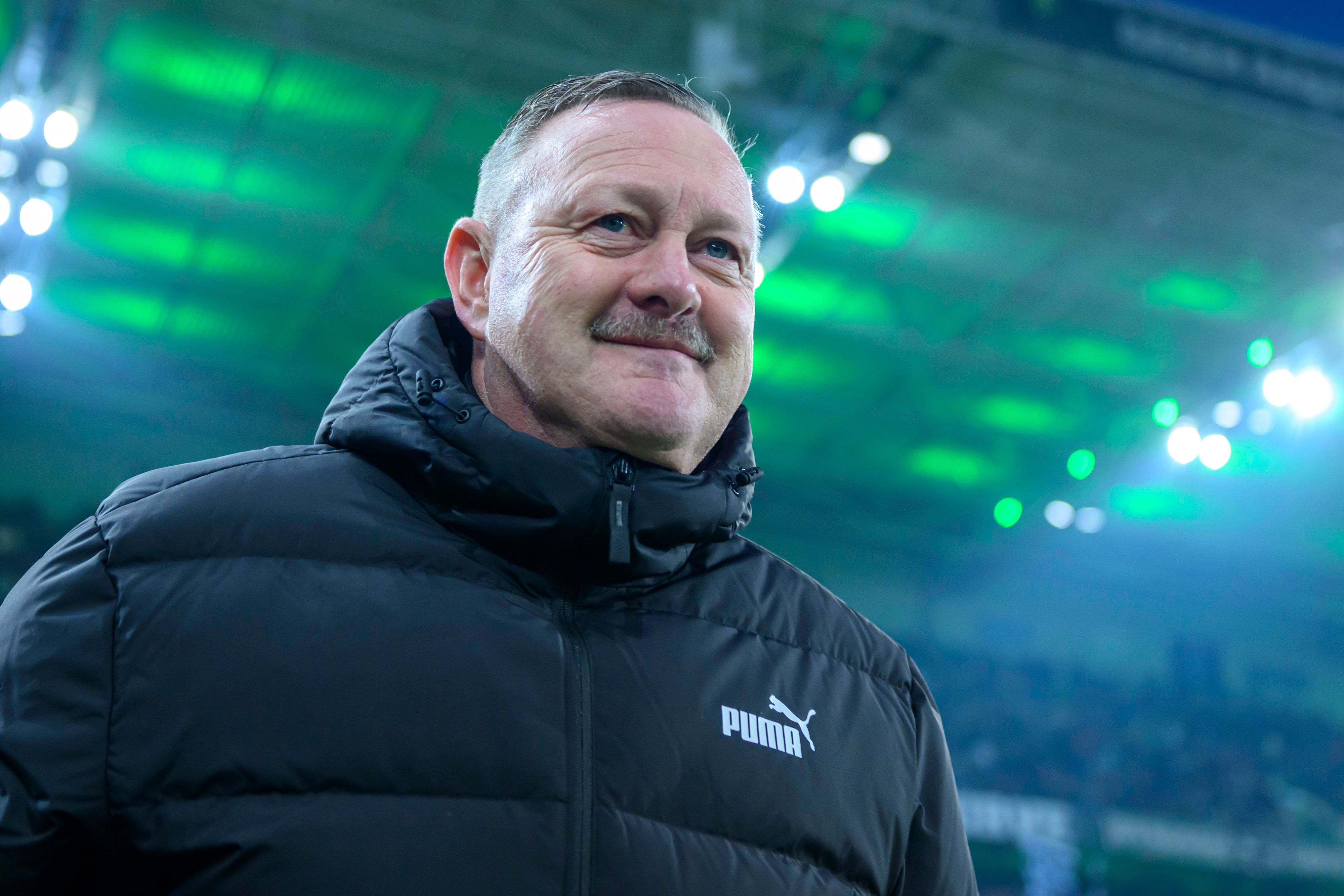 Roland Virkus, Sportdirektor bei Borussia Mönchengladbach, steht am 22. Januar 2023 am Spielfeldrand im Borussia-Park. Das Foto zeigt das Gesicht von Virkus und seine Jacke des Borussia-Ausrüsters Puma.