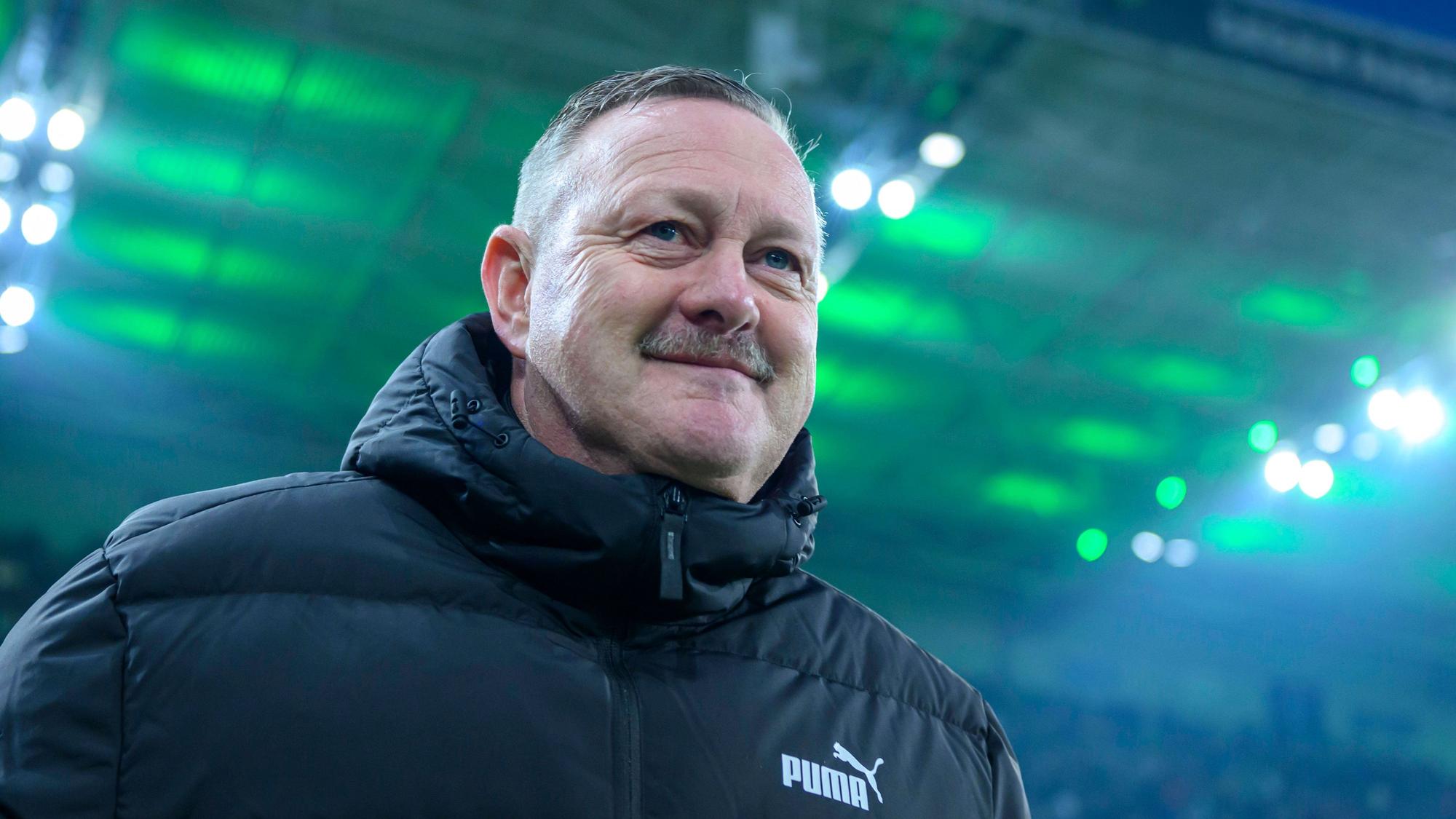 Roland Virkus, Sportdirektor bei Borussia Mönchengladbach, steht am 22. Januar 2023 am Spielfeldrand im Borussia-Park. Das Foto zeigt das Gesicht von Virkus und seine Jacke des Borussia-Ausrüsters Puma.