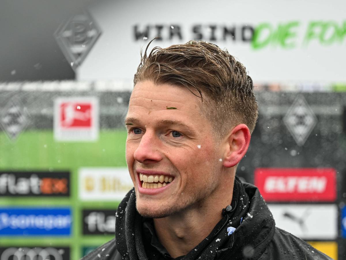 Jonas Omlin, Torhüter von Borussia Mönchengladbach, hier am 20. Januar 2023 in einer Medienrunde am Trainingsplatz im Borussia-Park. Sein Gesicht ist in Nahaufnahme zu sehen, er lächelt breit und freut sich.