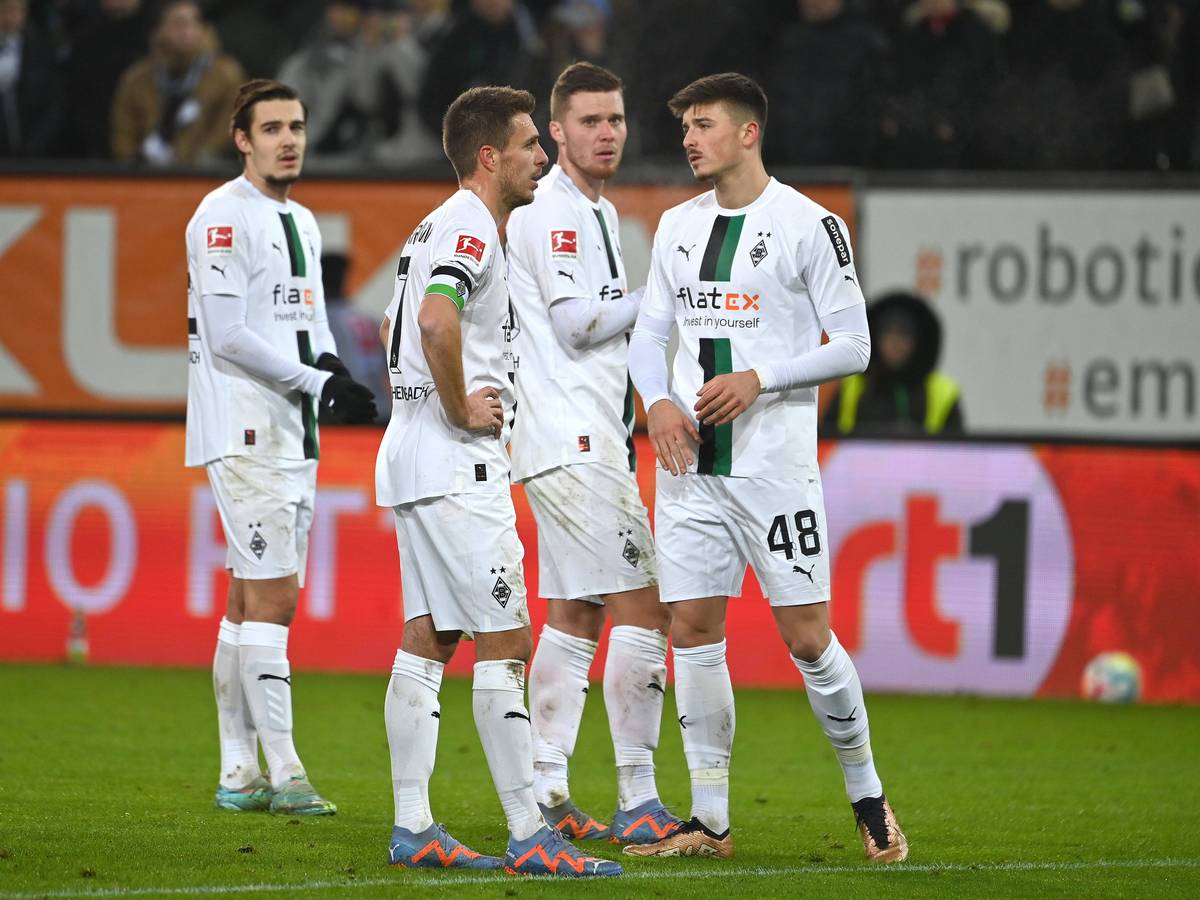 Semir Telalovic (r.) beim Bundesliga-Auswärtsspiel von Borussia Mönchengladbach gegen den FC Augsburg am 25. Januar 2023 gemeinsam mit Nico Elvedi, Patrick Herrmann und Florian Neuhaus (v. r. n. l).