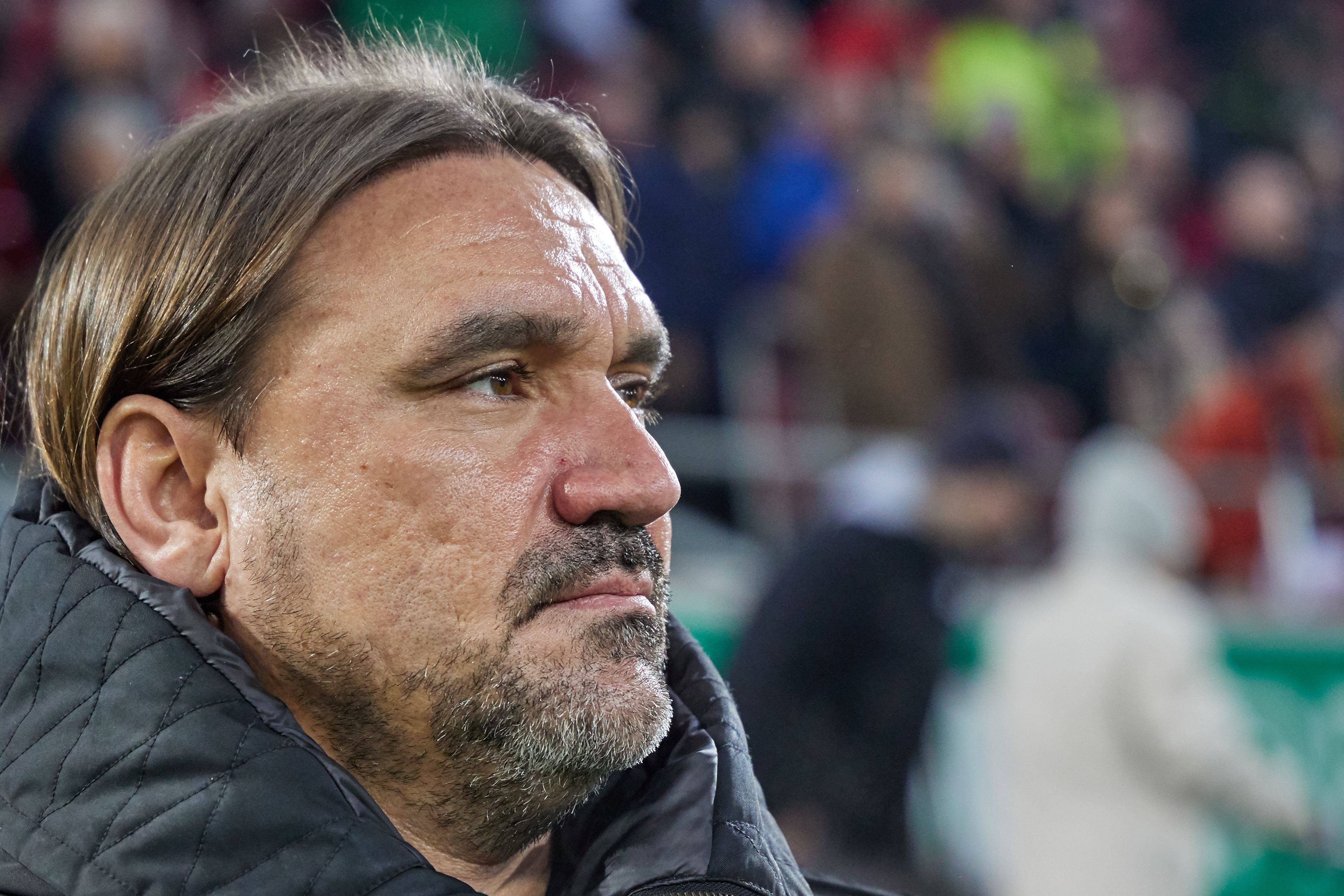 Daniel Farke, Trainer von Borussia Mönchengladbach, hofft nach zwei Niederlagen in Folge auf den ersten Pflichtspielsieg in 2023. Das Foto zeigt ihn fokussiert schauend im halbseitlichen Close-Up am 25. Januar beim Auswärtsspiel in Augsburg an der Seitenlinie.
