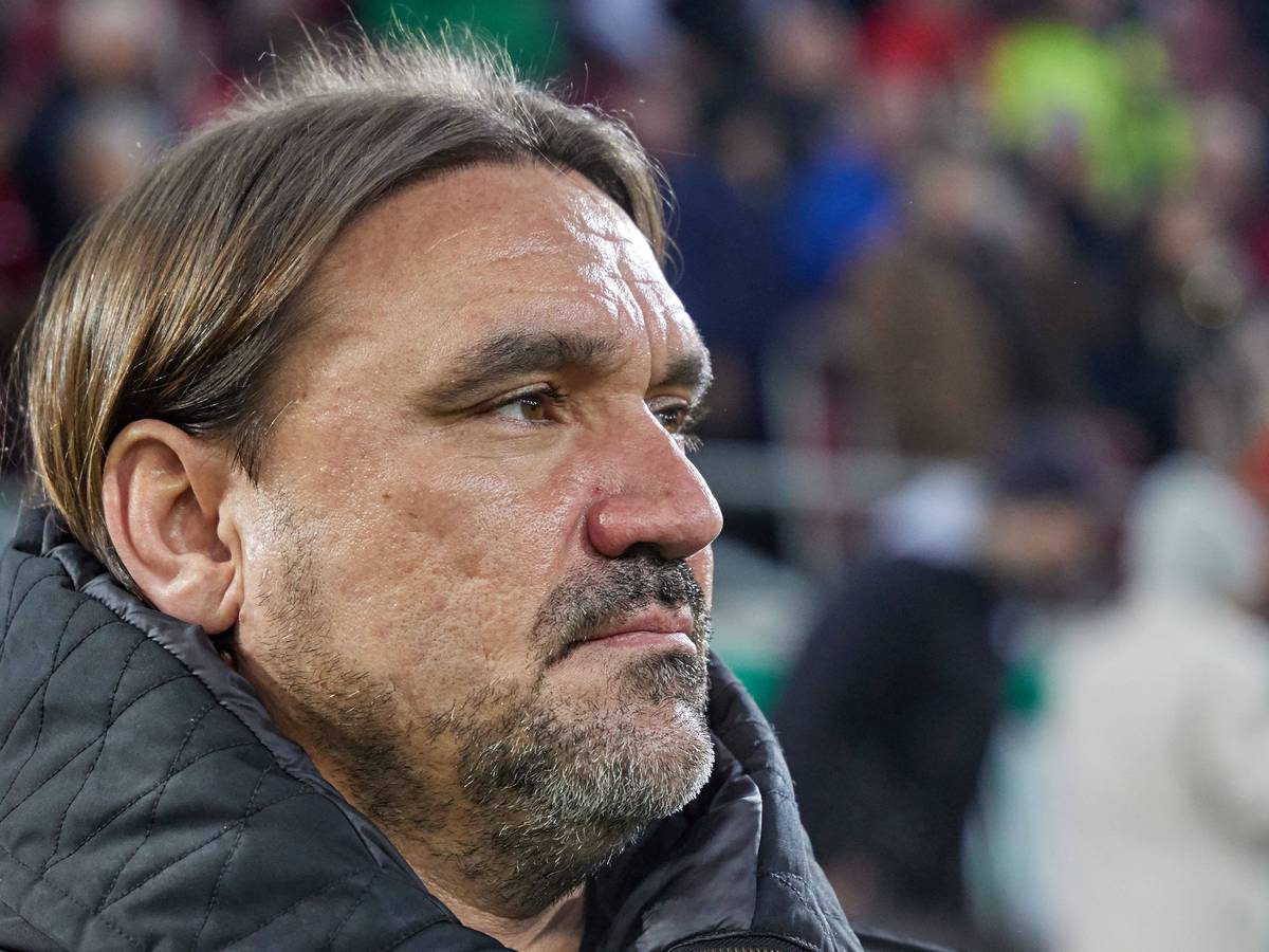 Daniel Farke, Trainer von Borussia Mönchengladbach, hofft nach zwei Niederlagen in Folge auf den ersten Pflichtspielsieg in 2023. Das Foto zeigt ihn fokussiert schauend im halbseitlichen Close-Up am 25. Januar beim Auswärtsspiel in Augsburg an der Seitenlinie.
