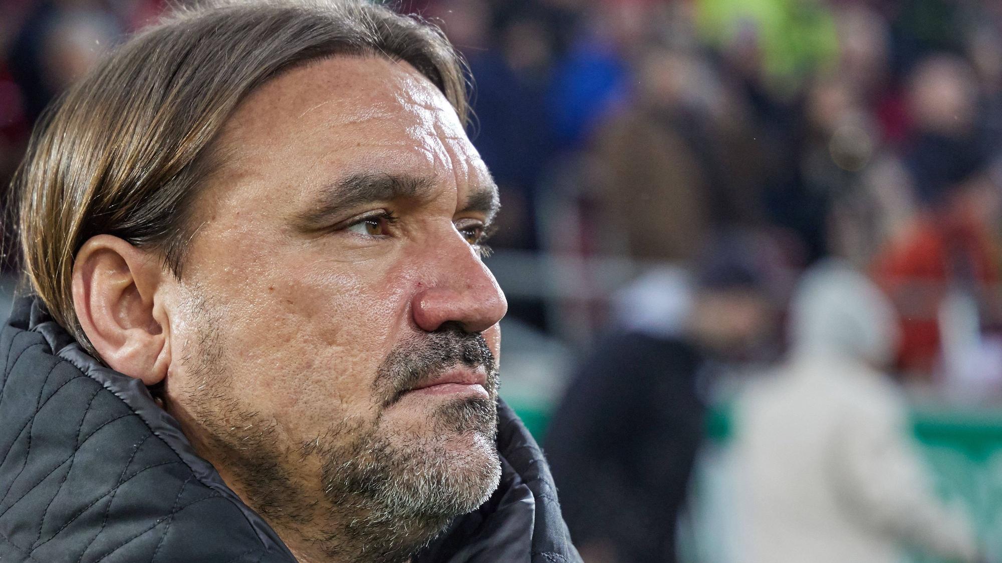 Daniel Farke, Trainer von Borussia Mönchengladbach, hofft nach zwei Niederlagen in Folge auf den ersten Pflichtspielsieg in 2023. Das Foto zeigt ihn fokussiert schauend im halbseitlichen Close-Up am 25. Januar beim Auswärtsspiel in Augsburg an der Seitenlinie.