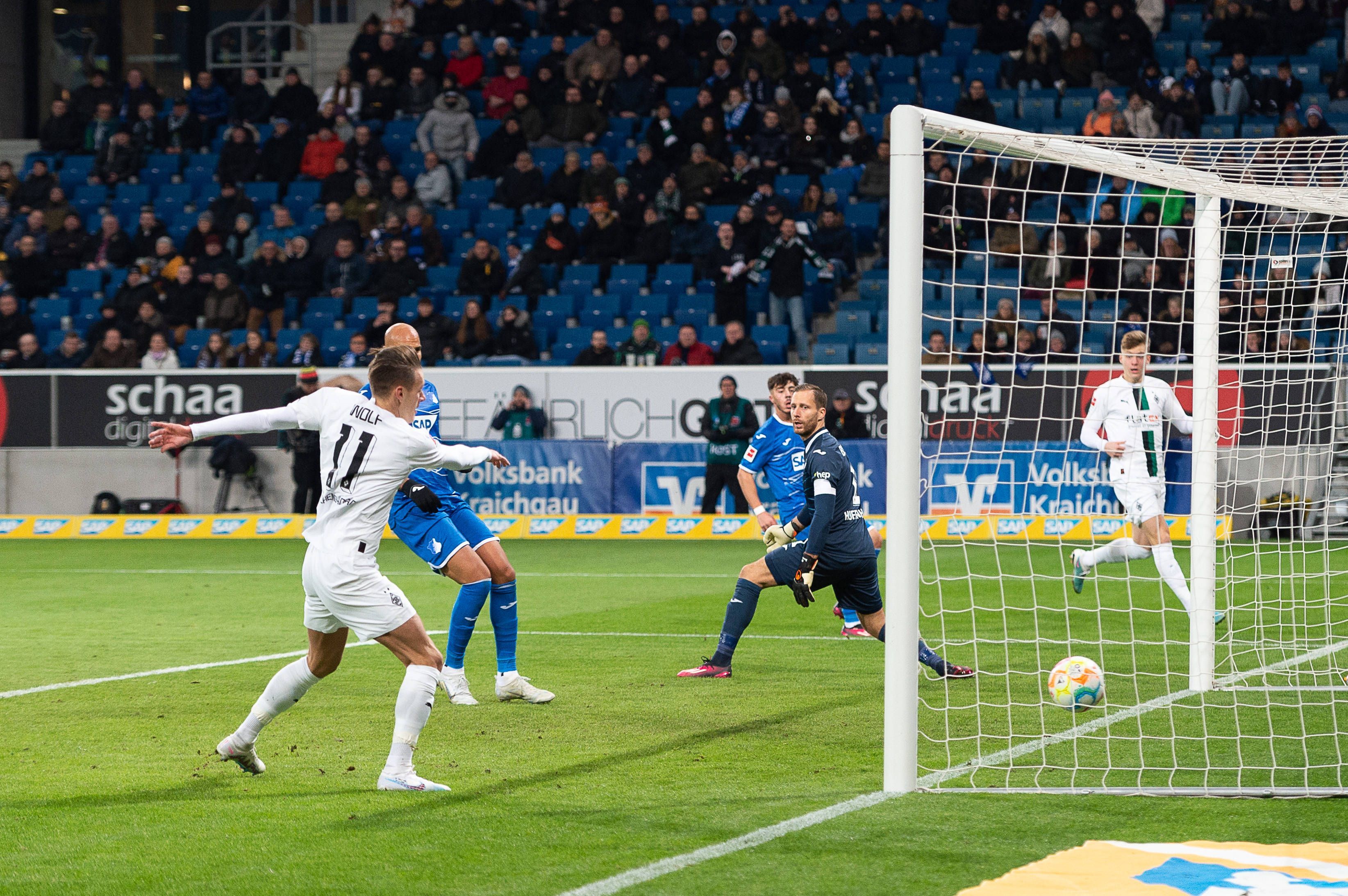 Borussia Mönchengladbach hat am Samstag (28. Januar 2023) mit 4:1 bei der TSG Hoffenheim gesiegt. Das Foto zeigt Hannes Wolf beim Tor zum4:1 in der Nachspielzeit.
