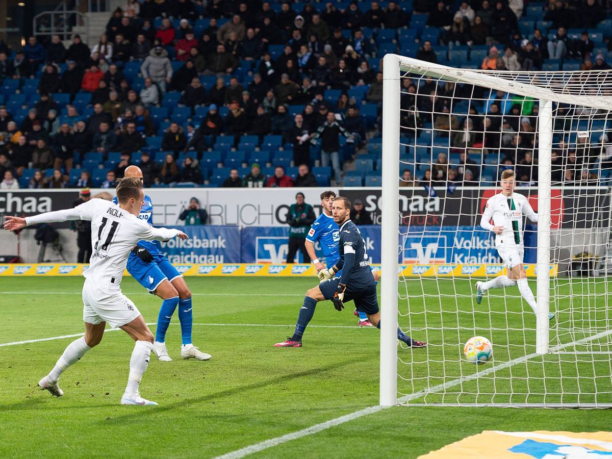 Borussia Mönchengladbach hat am Samstag (28. Januar 2023) mit 4:1 bei der TSG Hoffenheim gesiegt. Das Foto zeigt Hannes Wolf beim Tor zum4:1 in der Nachspielzeit.