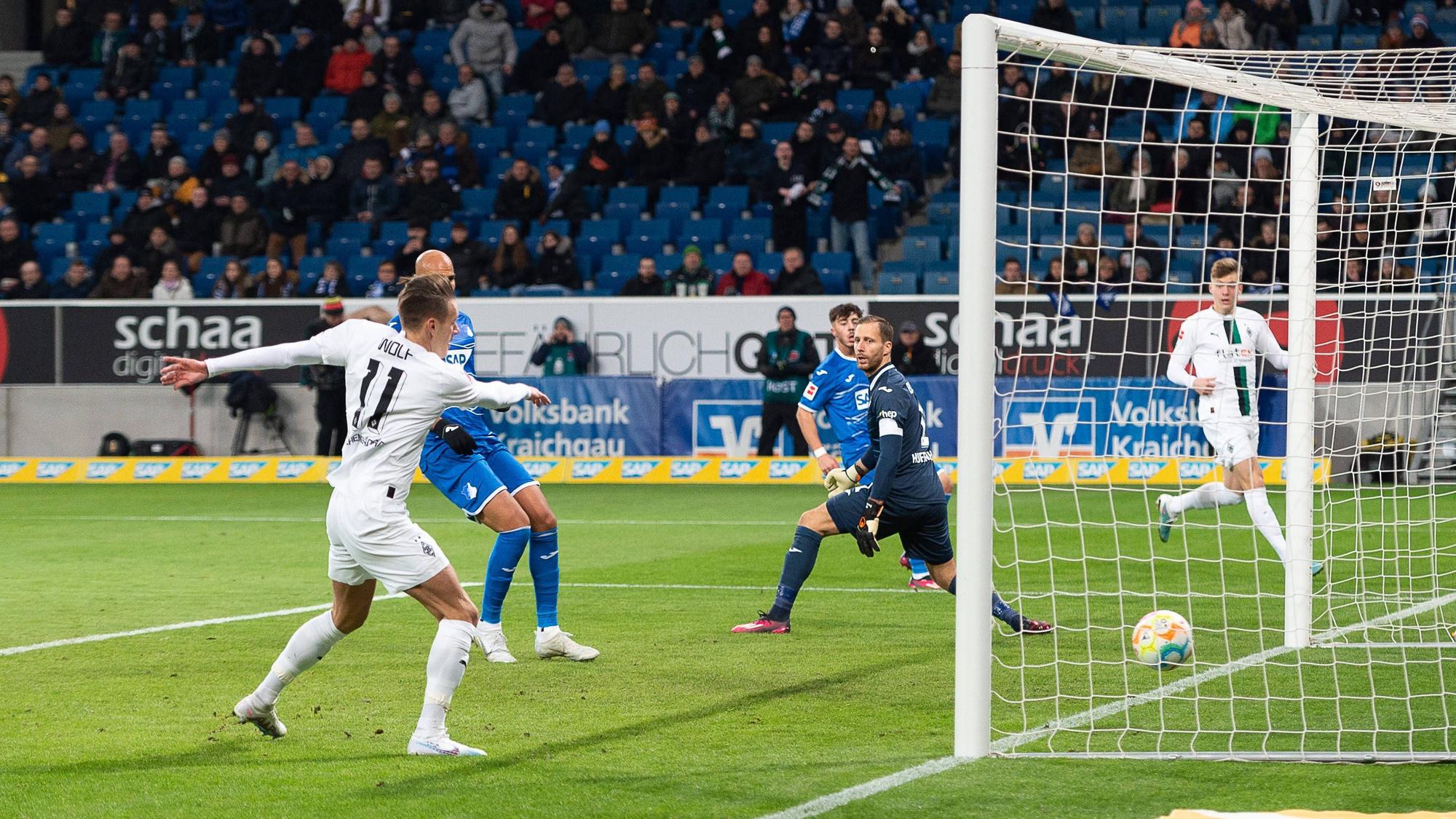Borussia Mönchengladbach hat am Samstag (28. Januar 2023) mit 4:1 bei der TSG Hoffenheim gesiegt. Das Foto zeigt Hannes Wolf beim Tor zum4:1 in der Nachspielzeit.