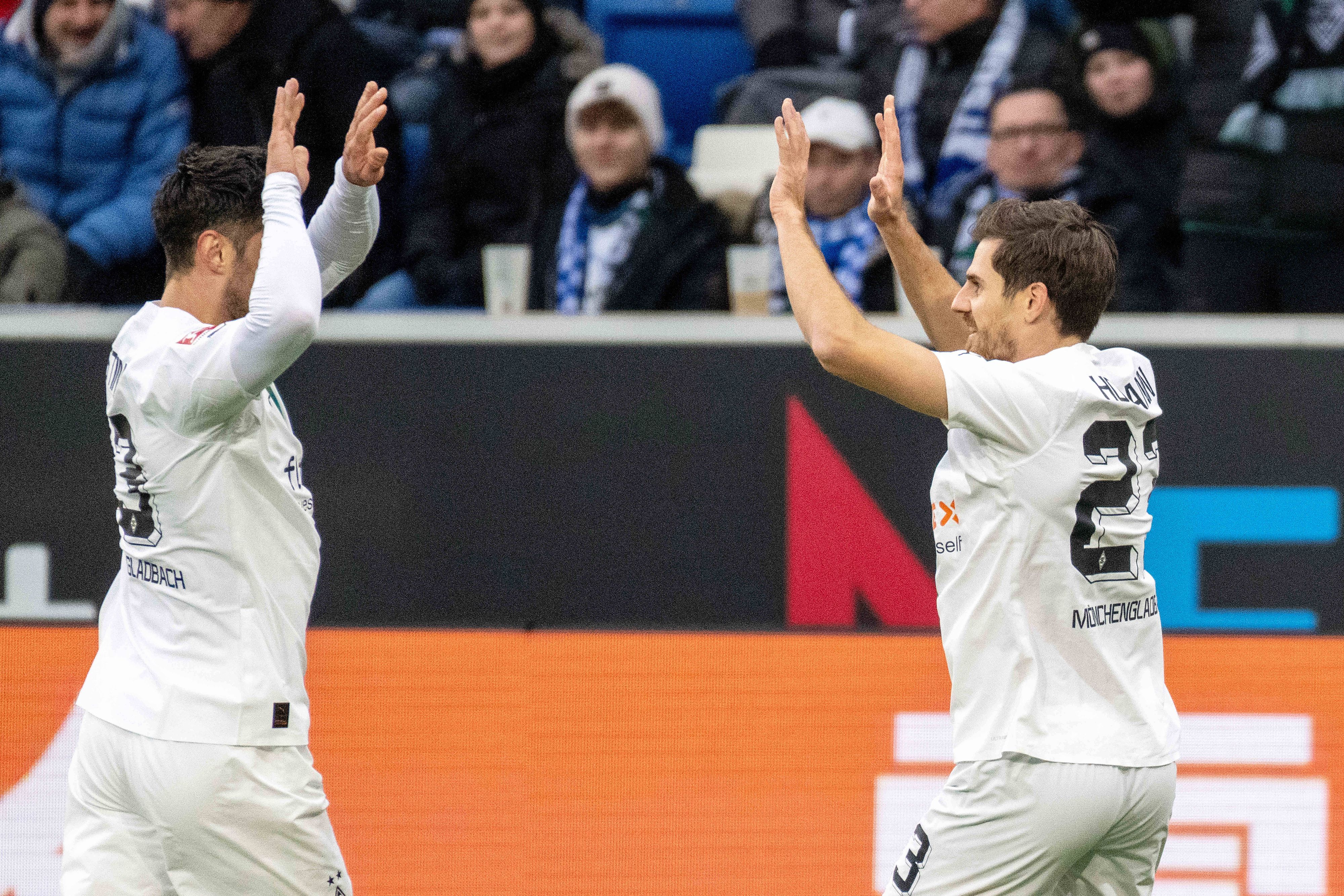 Borussia Mönchengladbach hat am Samstag (28. Januar 2023) zum Auftakt der Bundesliga-Rückrunde 3:1 bei der TSG Hoffenheim gewonnen. Das Foto zeigt Lars Stindl (l.) beim Torjubel mit Jonas Hofmann (r.).