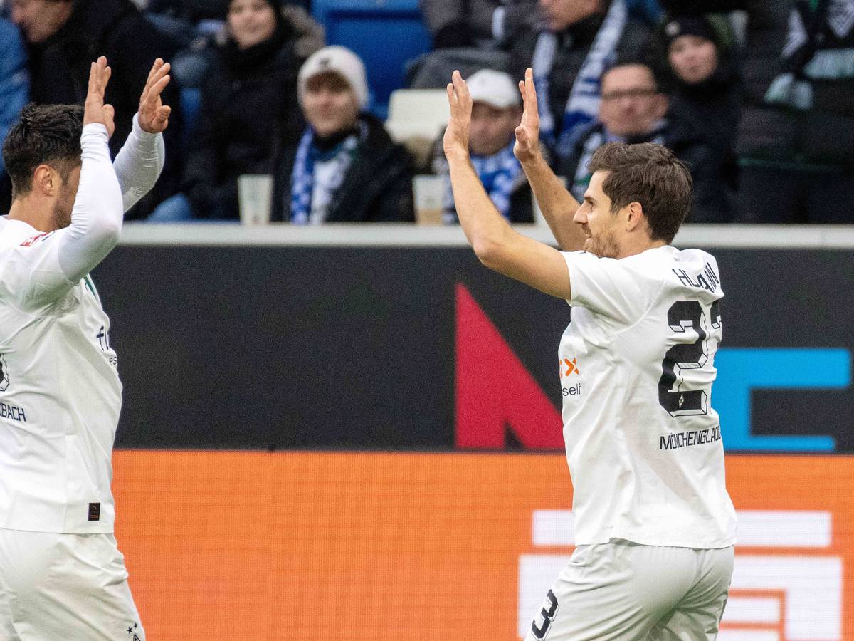 Borussia Mönchengladbach hat am Samstag (28. Januar 2023) zum Auftakt der Bundesliga-Rückrunde 3:1 bei der TSG Hoffenheim gewonnen. Das Foto zeigt Lars Stindl (l.) beim Torjubel mit Jonas Hofmann (r.).
