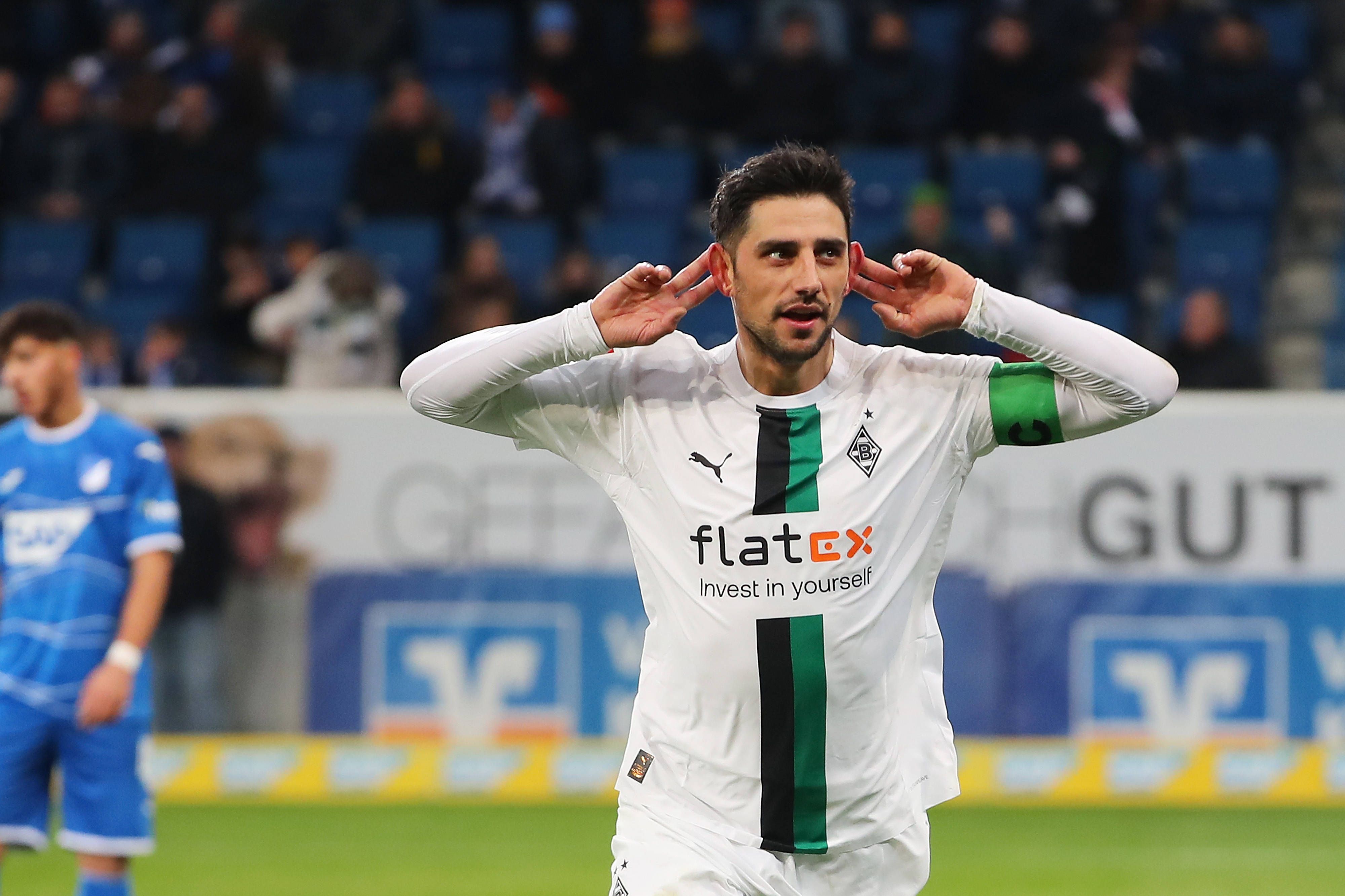 Lars Stindl jubelt vor den mitgereisten Fans von Borussia Mönchengladbach im Bundesliga-Spiel bei der TSG Hoffenheim am 28. Januar 2023. Stindl legt nach seinem Tor zum 3:1 seine Hände an seine Ohren.