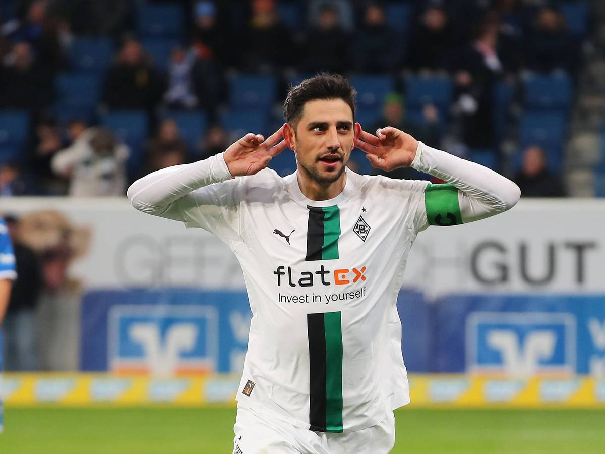 Lars Stindl jubelt vor den mitgereisten Fans von Borussia Mönchengladbach im Bundesliga-Spiel bei der TSG Hoffenheim am 28. Januar 2023. Stindl legt nach seinem Tor zum 3:1 seine Hände an seine Ohren.
