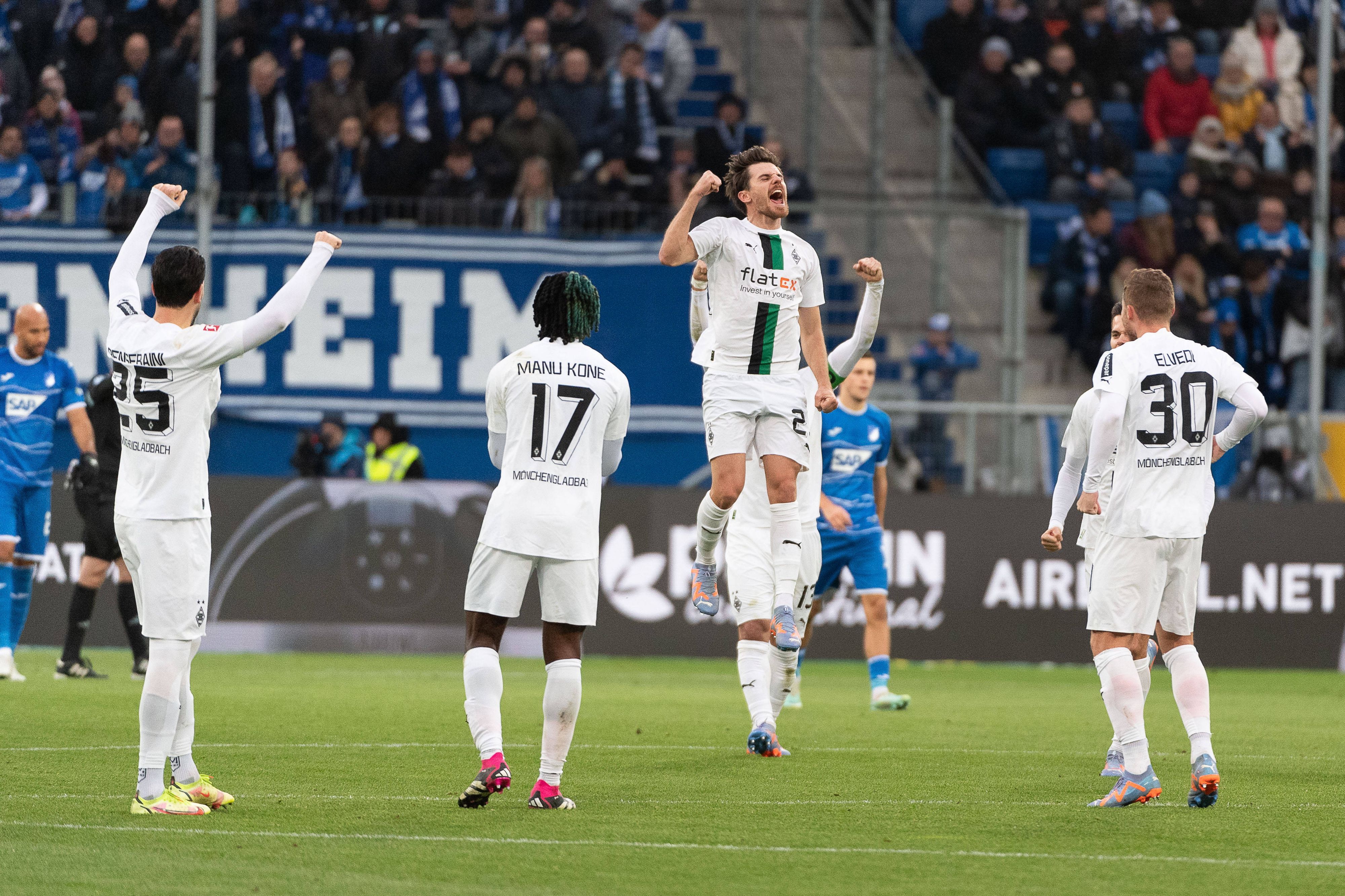Jonas Hofmann feiert den Treffer zum 2:0 für Borussia Mönchengladbach im Bundesliga-Spiel gegen die TSG Hoffenheim am 28. Januar 2023 mit einem Jubelsprung. Hofmann trägt das weiße Heimtrikot von Borussia. Seine Teamkollegen Ramy Bensebaini, Manu Koné und Nico Elvedi (v.l.n.r.) feiern mit.