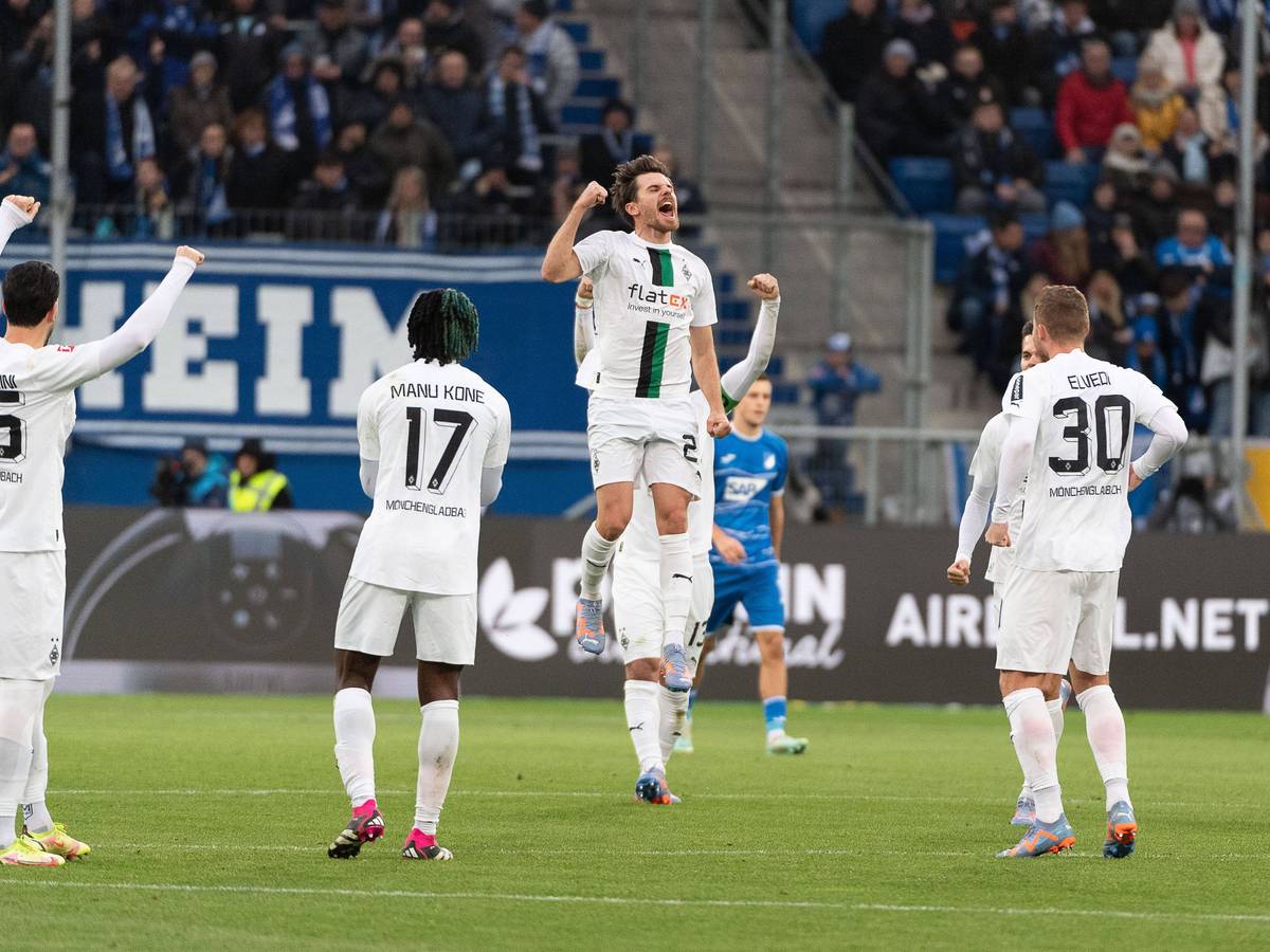 Jonas Hofmann feiert den Treffer zum 2:0 für Borussia Mönchengladbach im Bundesliga-Spiel gegen die TSG Hoffenheim am 28. Januar 2023 mit einem Jubelsprung. Hofmann trägt das weiße Heimtrikot von Borussia. Seine Teamkollegen Ramy Bensebaini, Manu Koné und Nico Elvedi (v.l.n.r.) feiern mit.